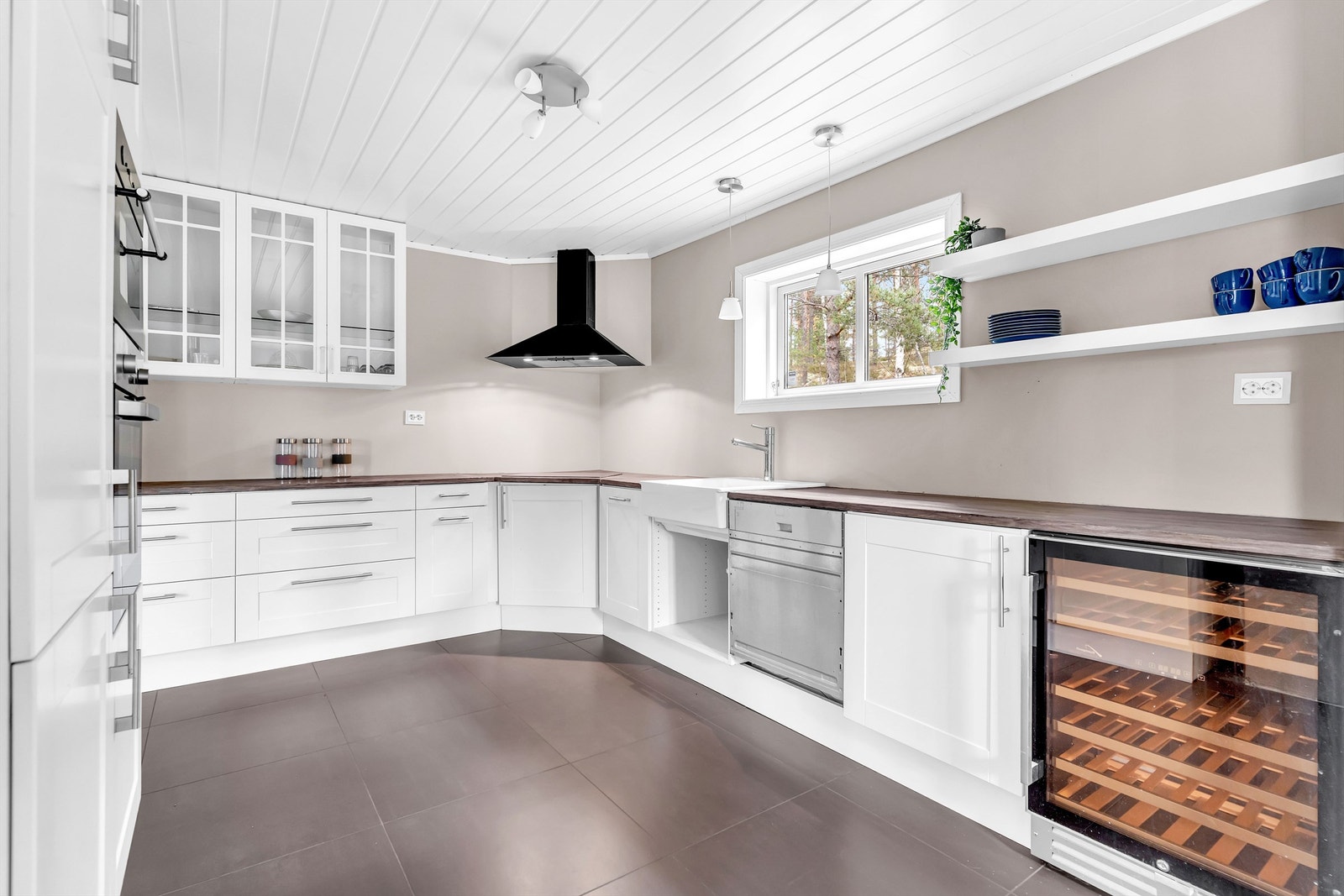 Kjøkken fra IKEA med blant annet integrert vinskap. Galleribilde