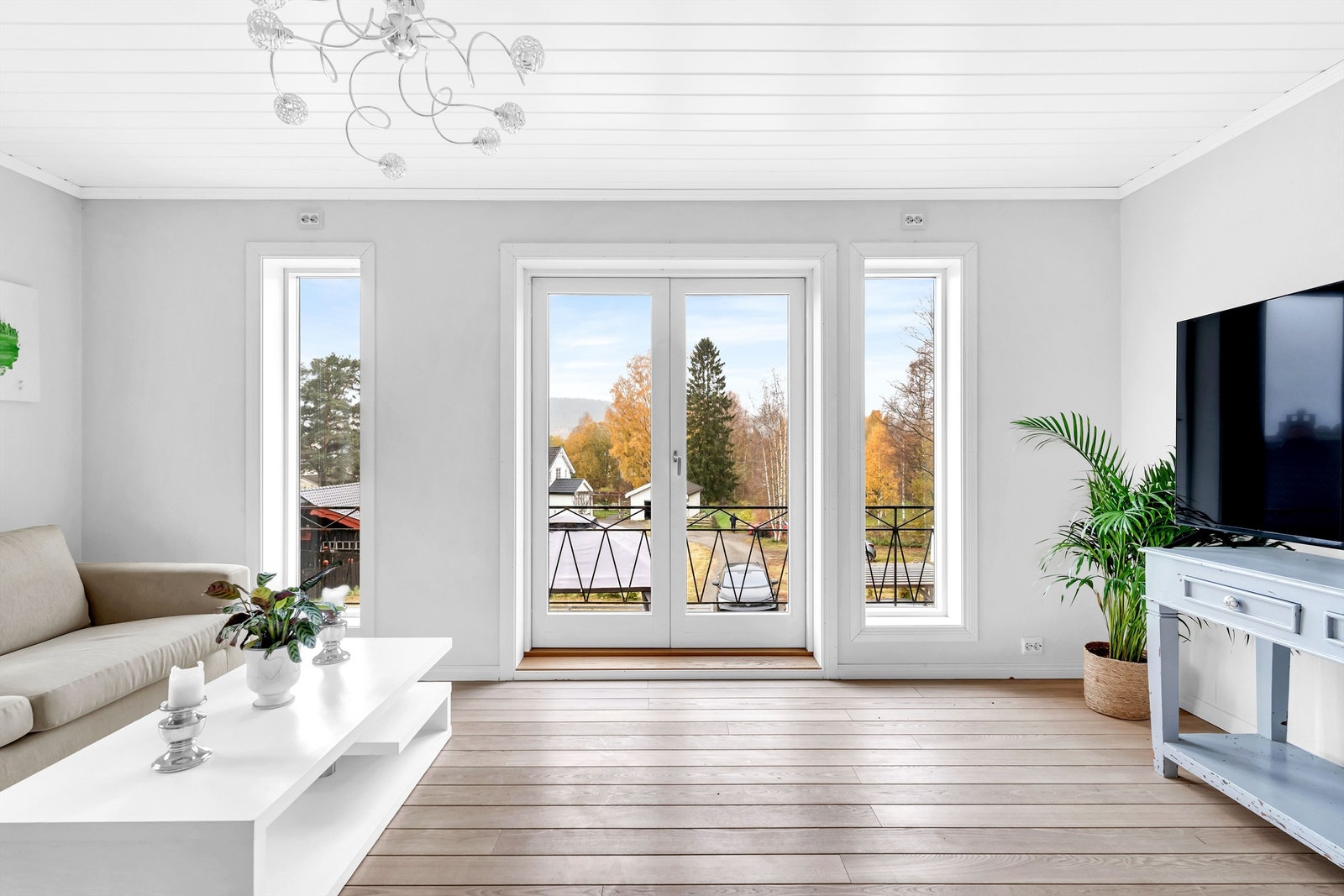 Stuen har store vindusflater, samt fransk balkong, som gir rikelig med naturlig lys i boligen. Galleribilde