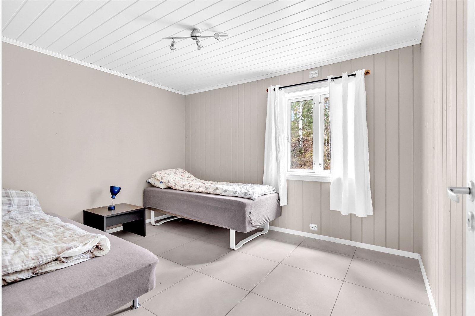 Soverom i 2. etasje. Her er det god plass til både skap og stor seng. Galleribilde