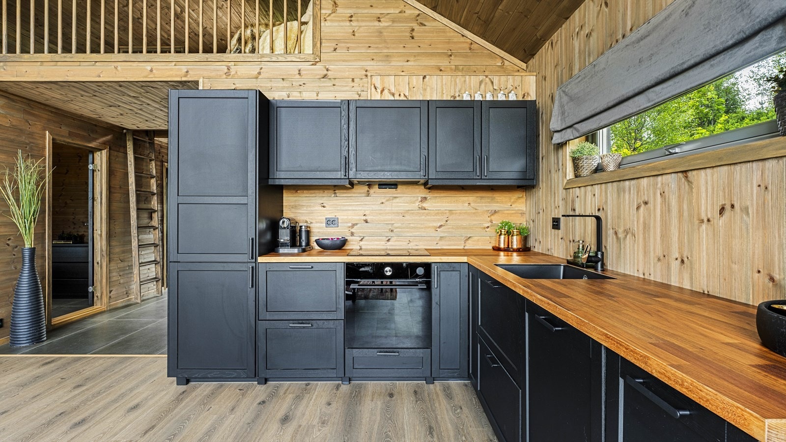 Lekkert kjøkken med god benk- og skapplass Galleribilde