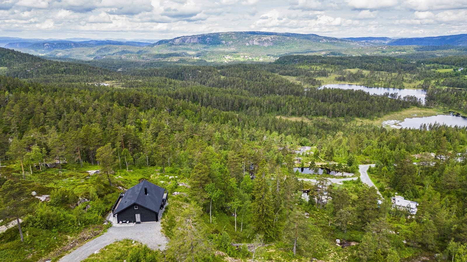 I nærområdet er det flere fine fiskevann og mulighet for å låne robåt om man er medlem av Felle fiskelag Galleribilde