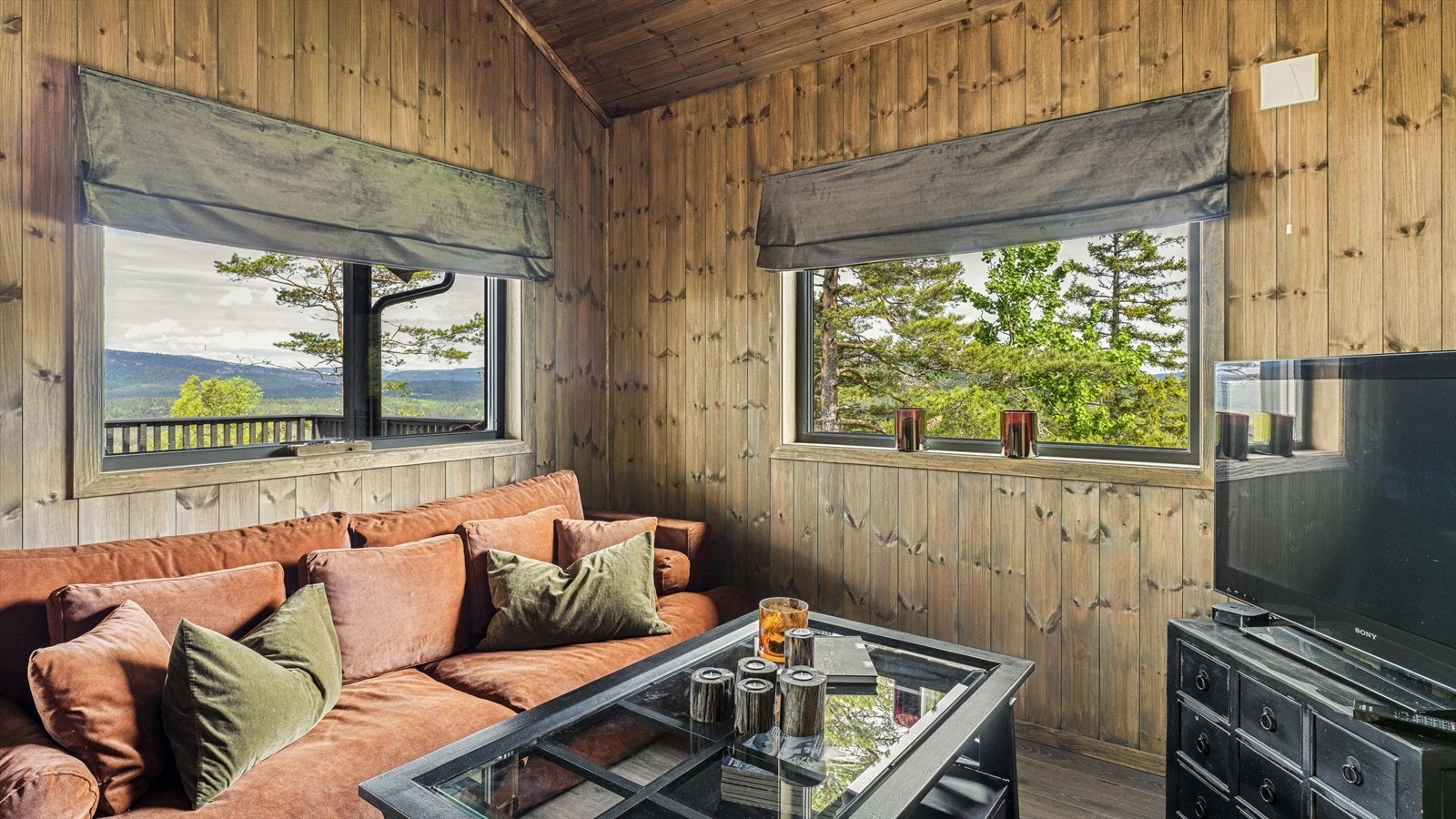 Plass til sofa, bord og tv med tilhørende møblement Galleribilde