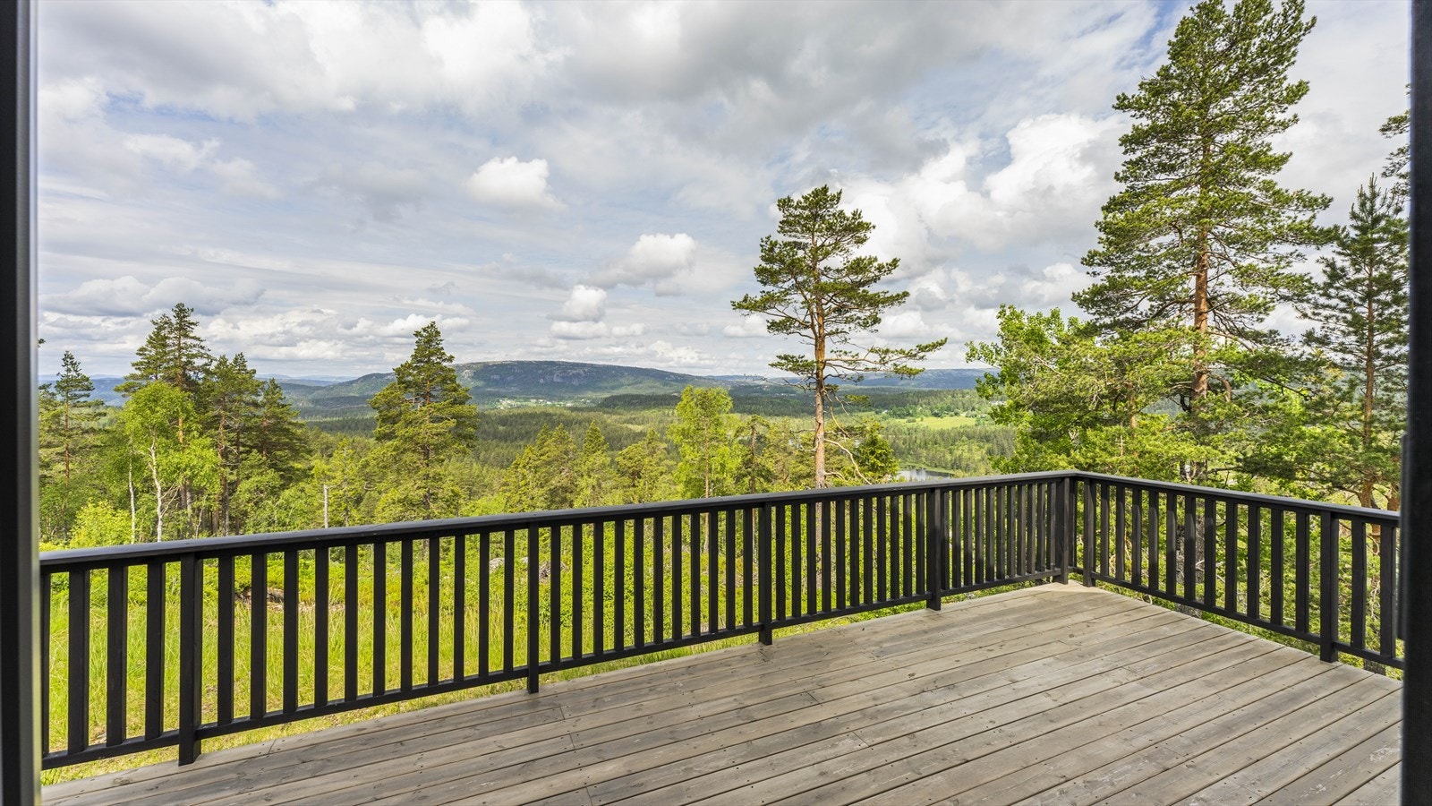 Romslig og fin terrasse med gode solforhold og fantastisk utsikt Galleribilde