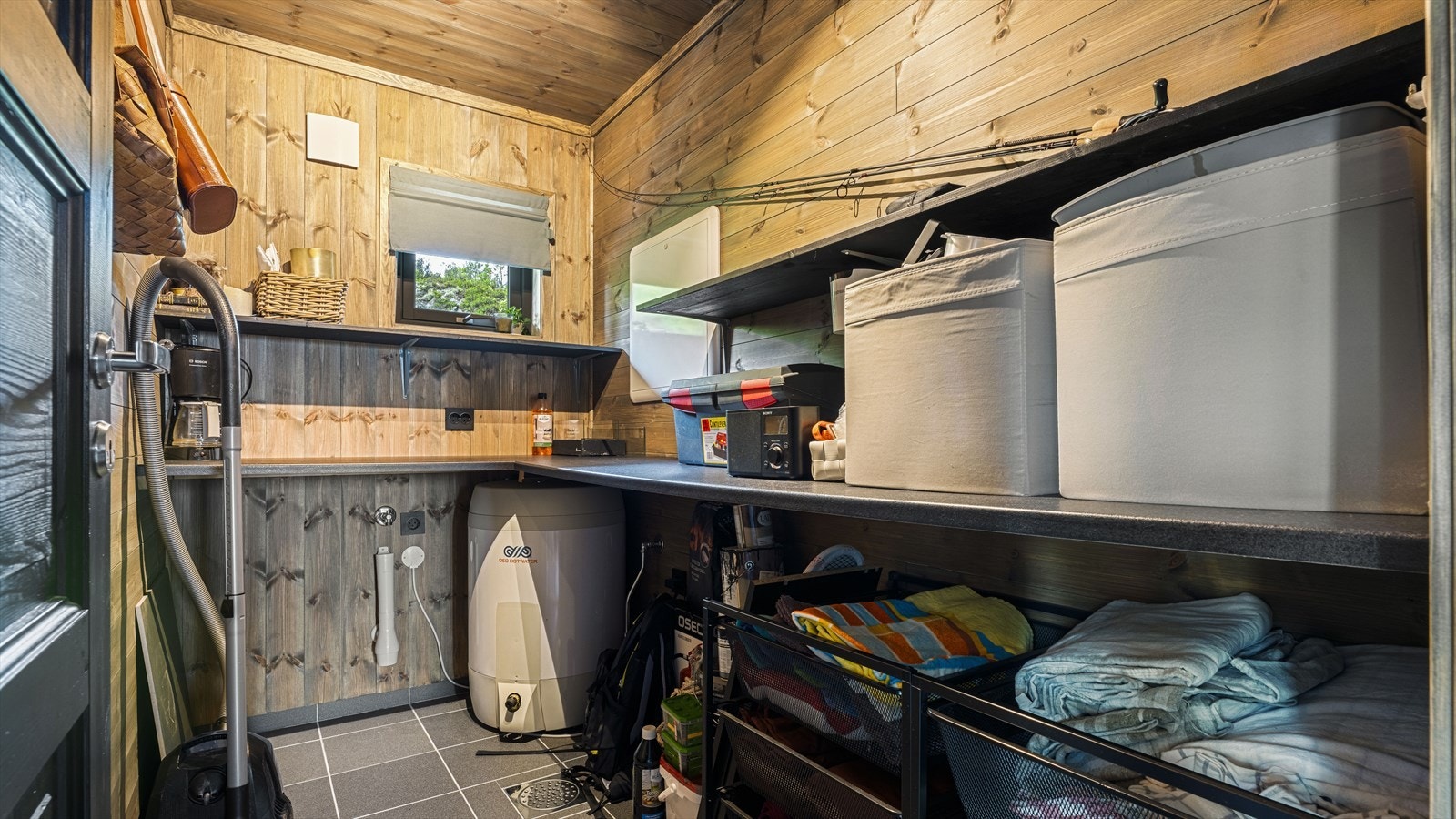 Praktisk, flislagt vaskerom/ teknisk bod Galleribilde