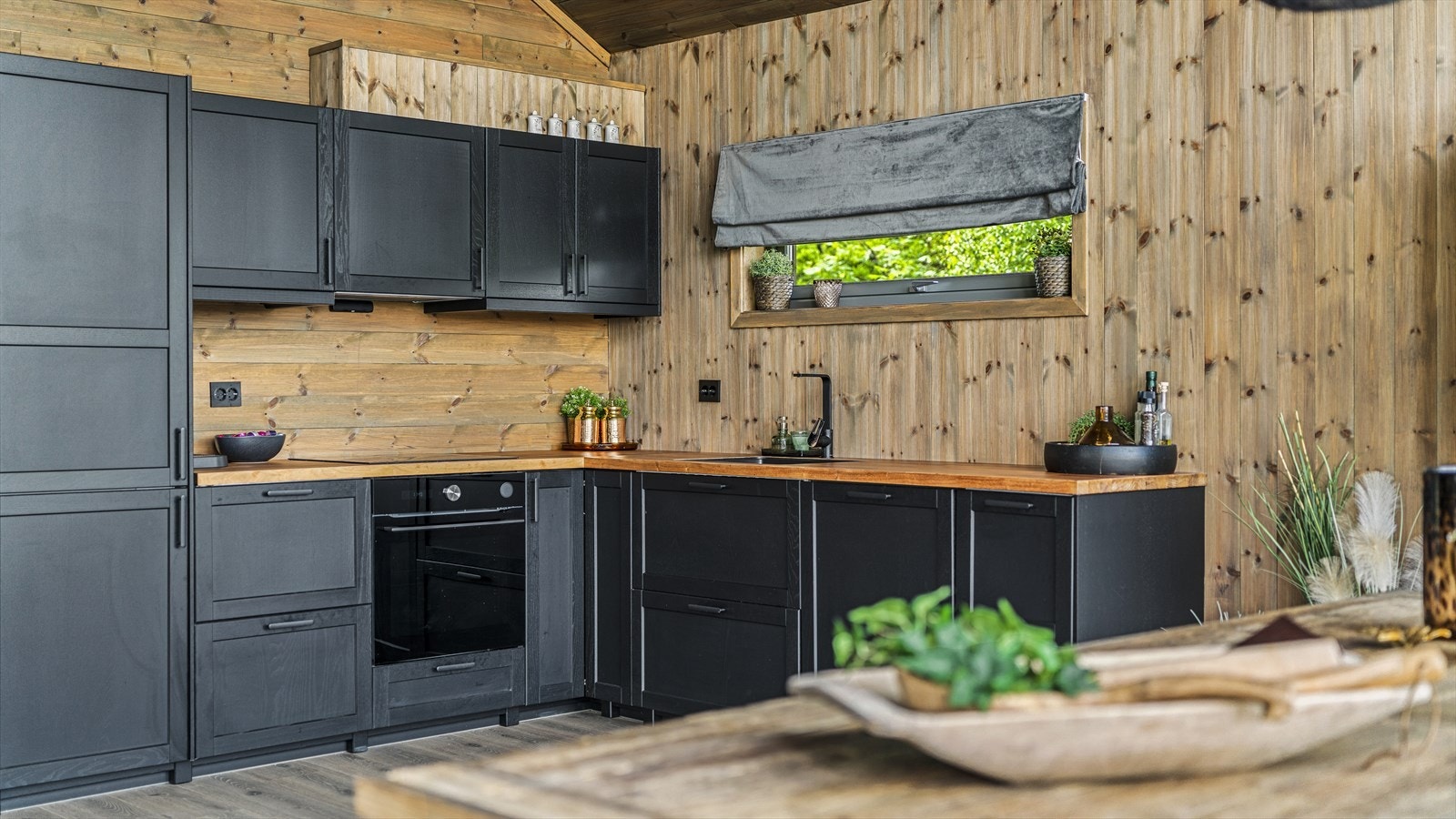 Kjøkkenet består av profilerte fronter og heltre benkeplate Galleribilde