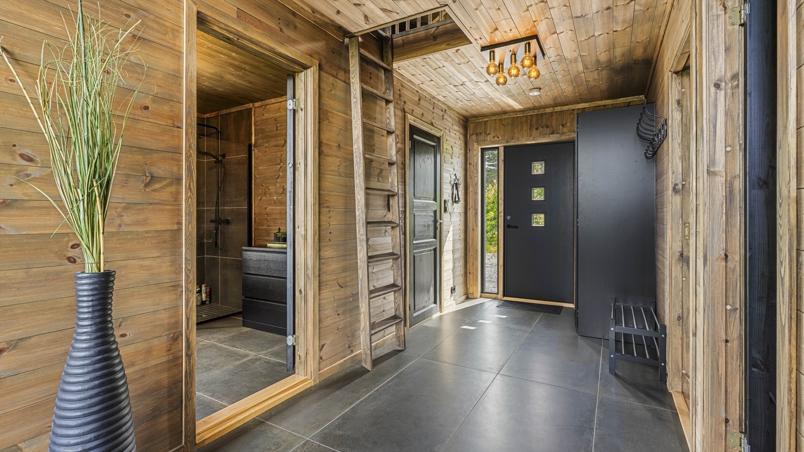 I entréen er det store, stilige fliser og god plass til å henge fra seg ytterklær og sette fra seg sko Galleribilde