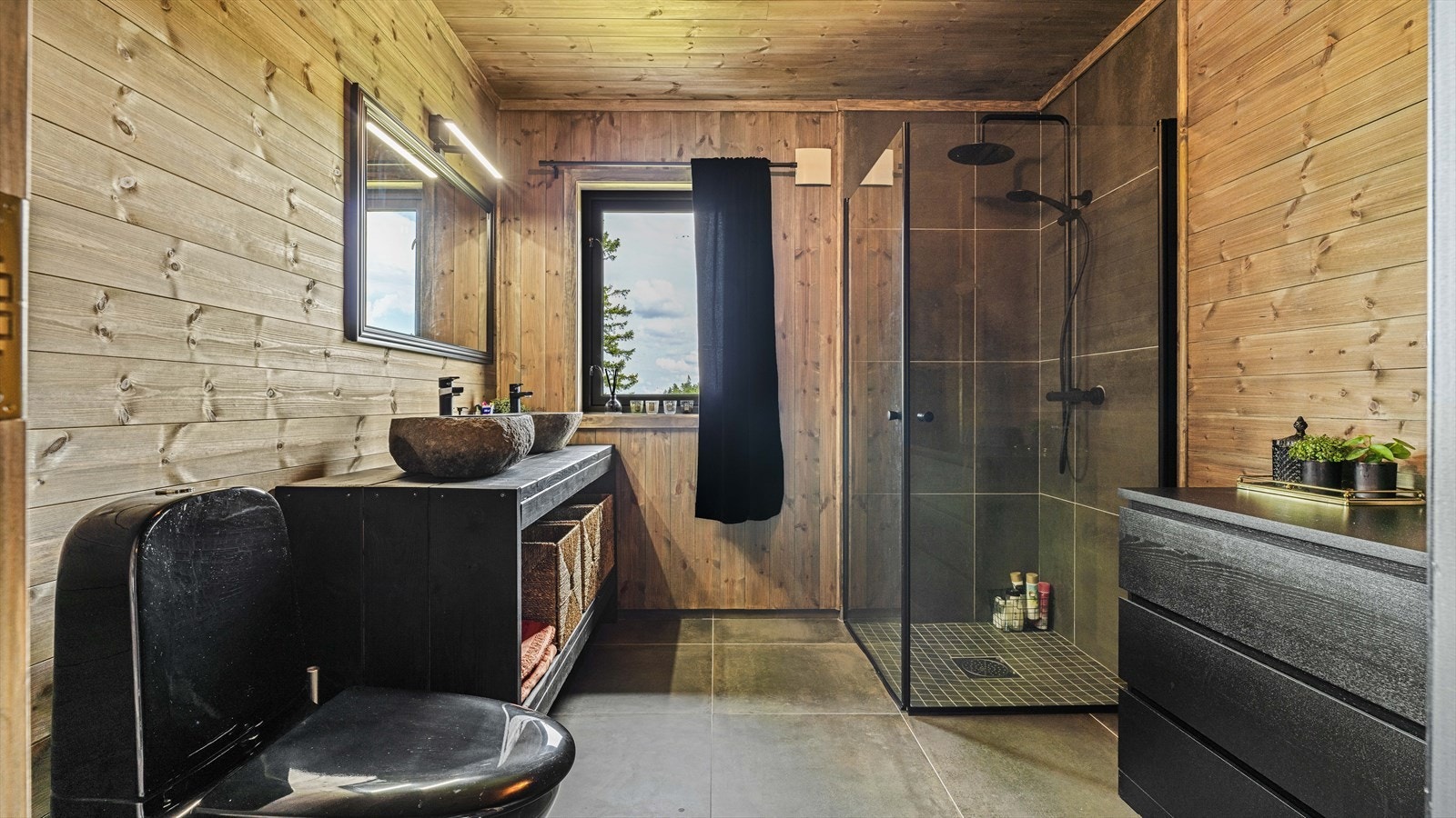 Lekkert bad med dobbeltservant og stilige detaljer i sort Galleribilde