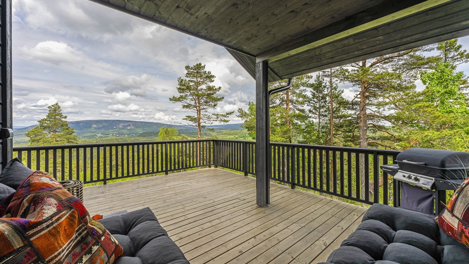 Terrassen er delvis overbygd som gir et fint oppholdssted utover kveld og sesong Galleribilde