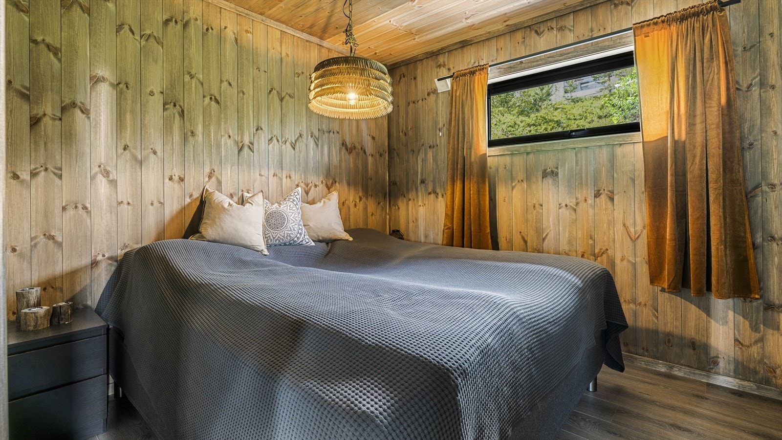 Fint soverom med god plass til dobbeltseng og plass til garderobeskap Galleribilde