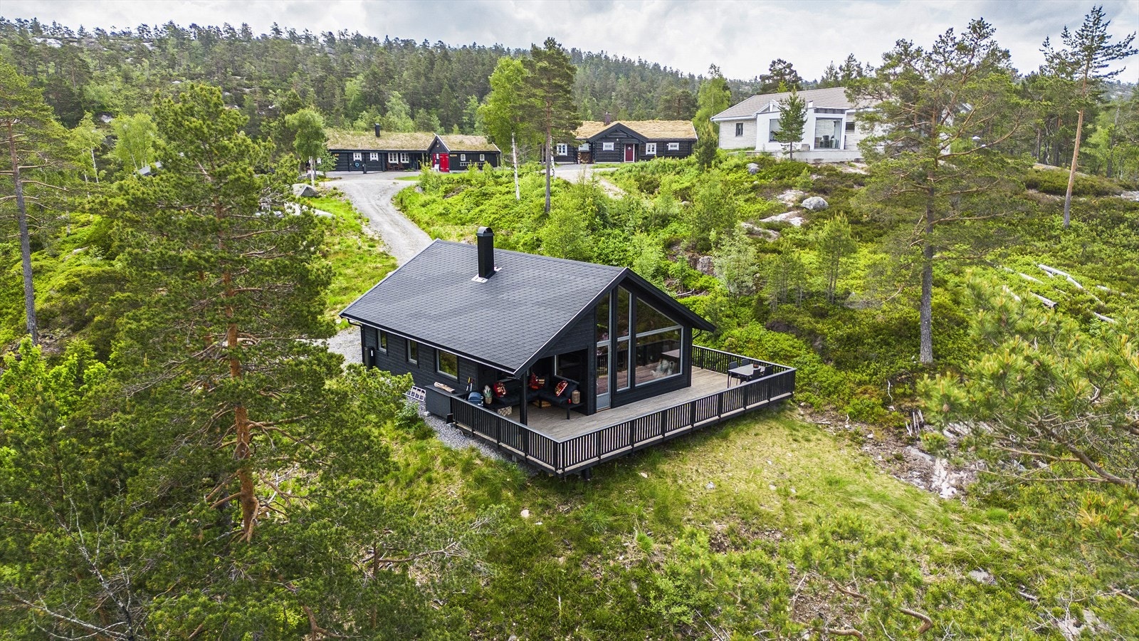 Hytten ligger på et høydedrag med usjenerte og fine uteplasser foran Galleribilde