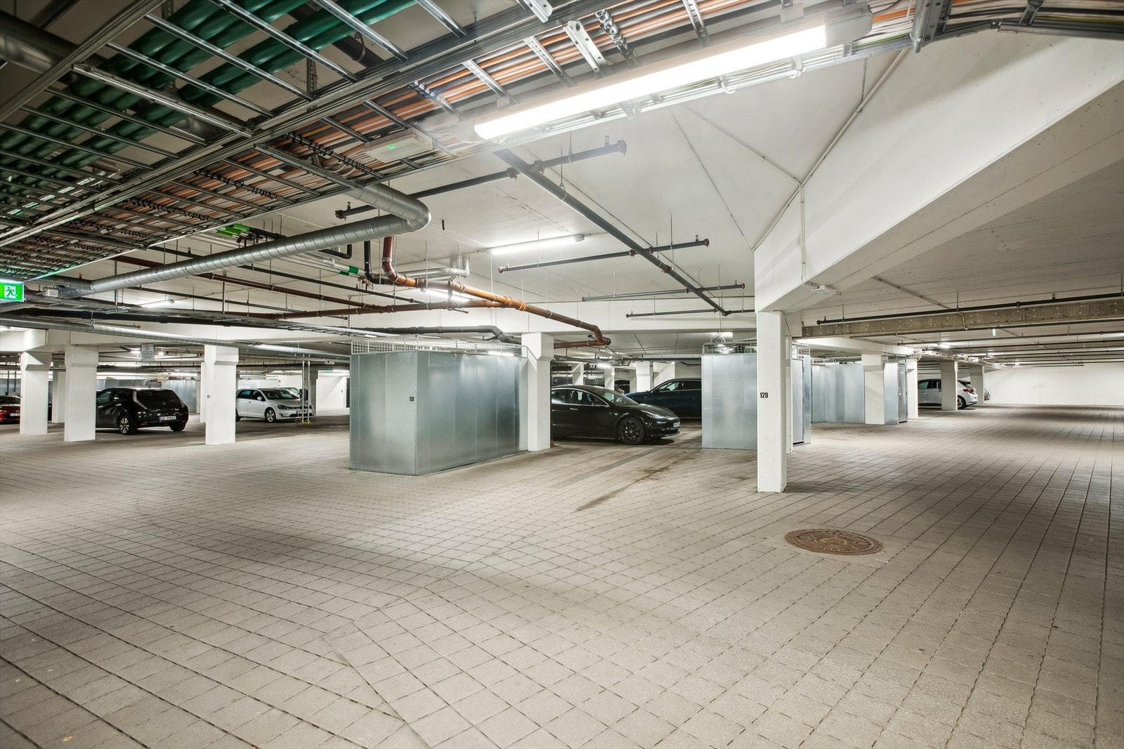 Garasjeplass med heisadkomst. Galleribilde
