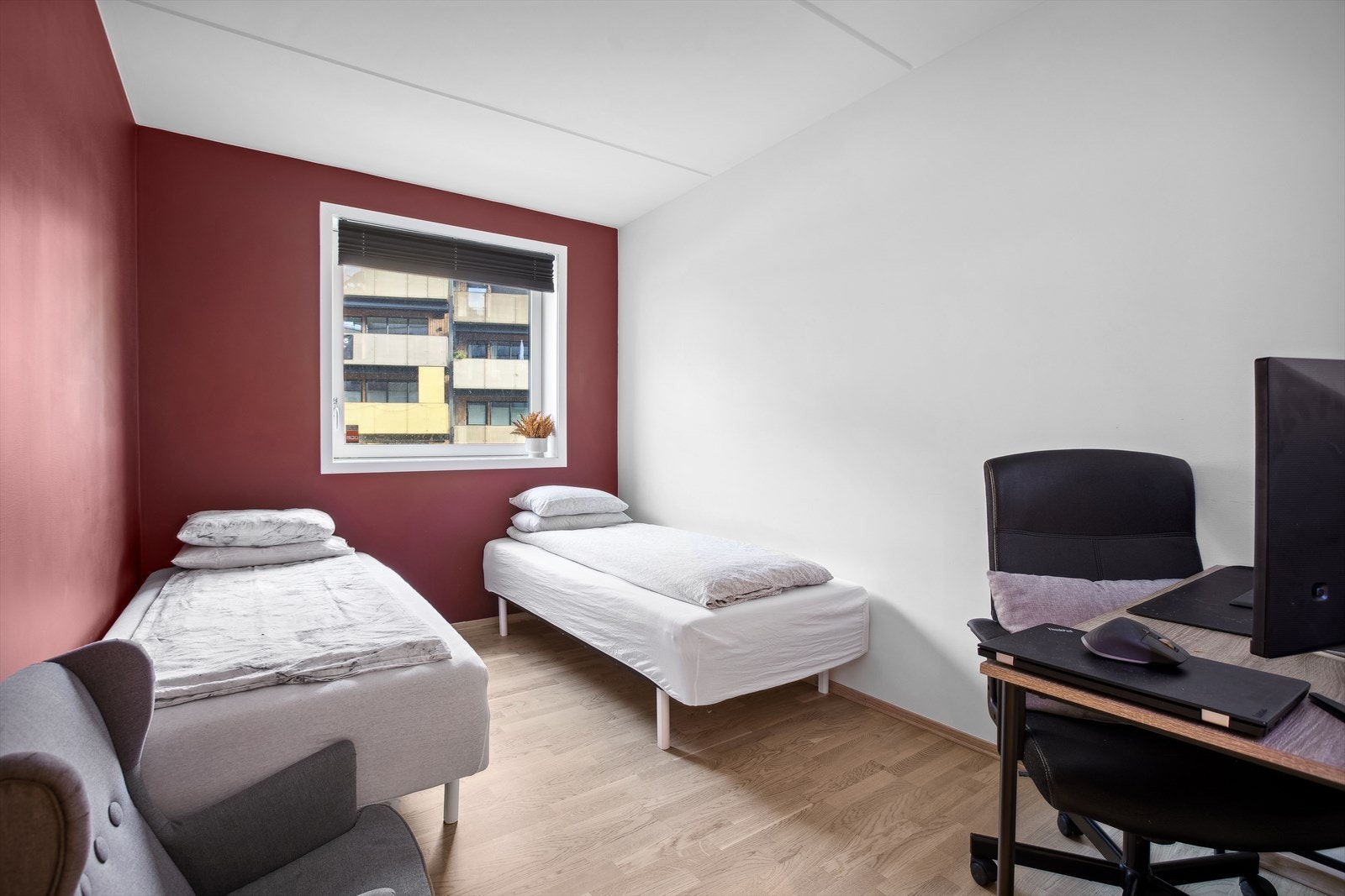 Soverom 2 passer perfekt som barnerom, gjesterom eller hjemmekontor. Galleribilde