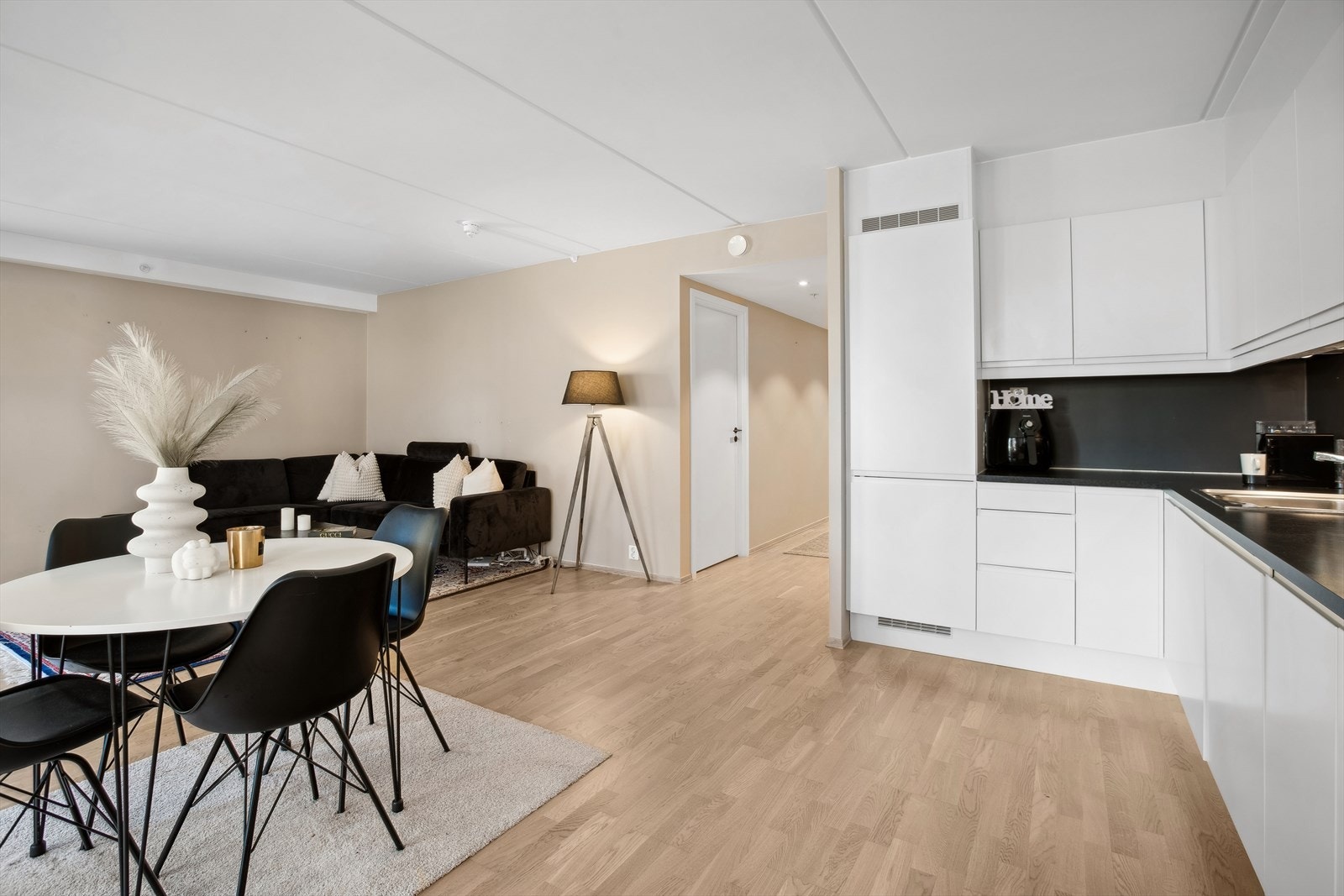 Det er god plass til en spisebordgruppe for å samle venner og familie til et hyggelig måltid. Galleribilde