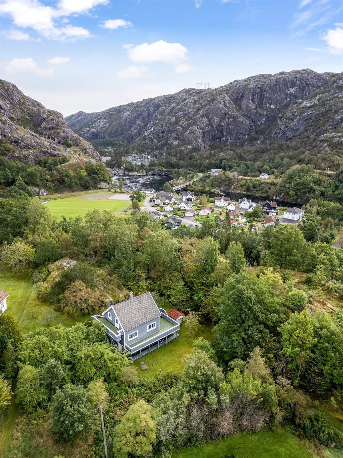 Her har du kort gangavstand til lekeplass, ballbinge, stadion, frisbee-bane og koselig badeplass samt matvarehandel og fine turområder. Galleribilde