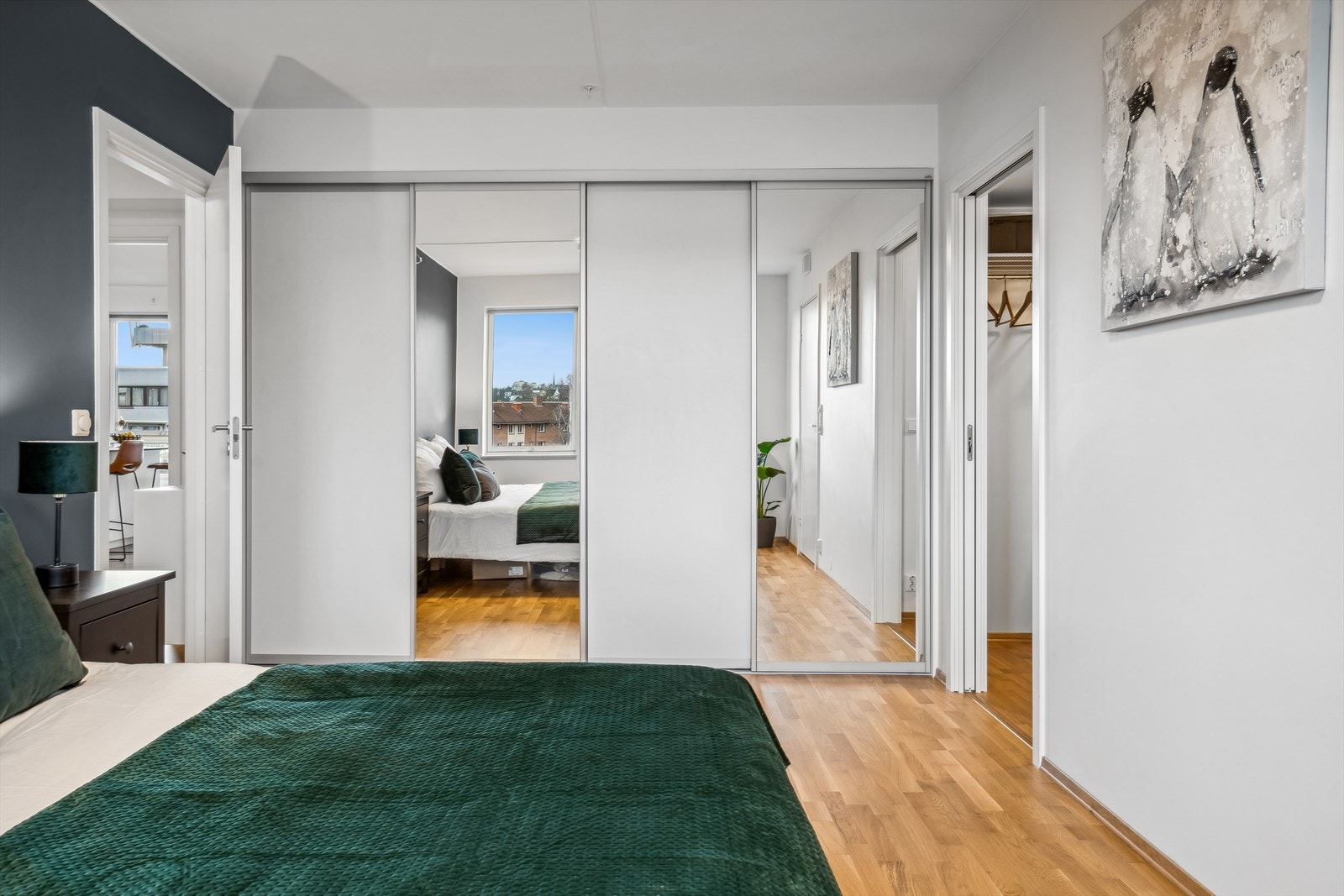 Hovedsoverommet har skyvedørsgarderobe og tilgang til eget omkledningsrom. Galleribilde