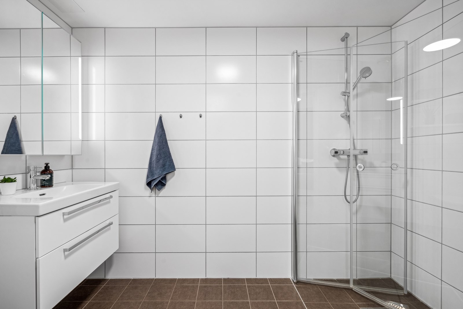 Med to fullstendige bad gir det gode muligheter for badekar på et av badene dersom det er ønskelig. Galleribilde
