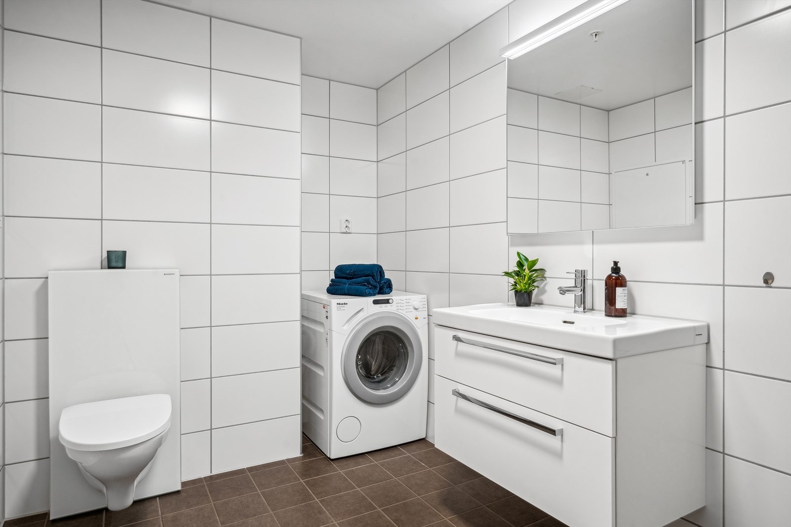 Begge bad har dusj og wc, dette badet har opplegg for vaskemaskin. Galleribilde