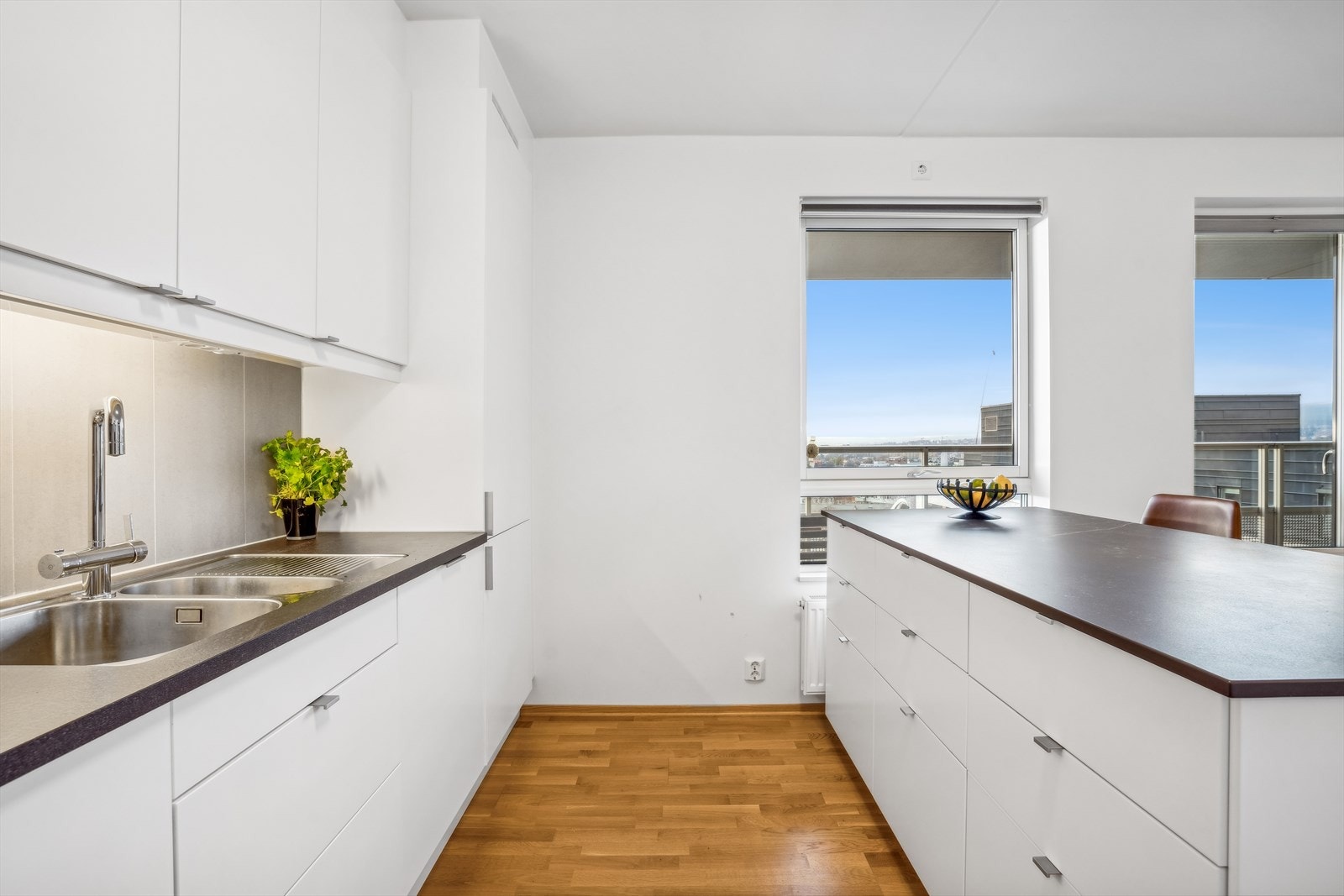 På kjøkkenøyen er det benkeplate i komposittsstein. Galleribilde