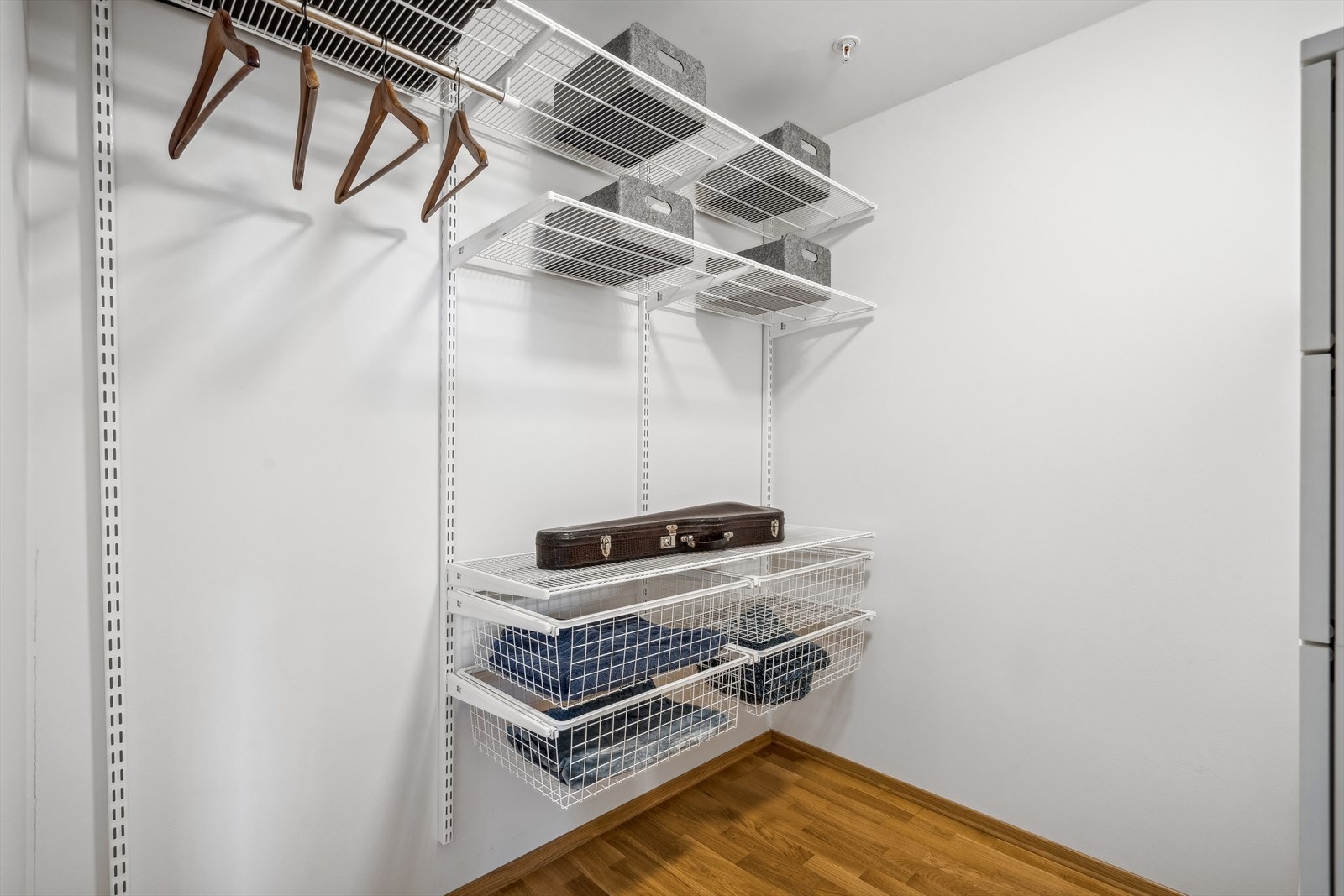 Godt med oppbevaringsplass i omkledningsrommet. Galleribilde
