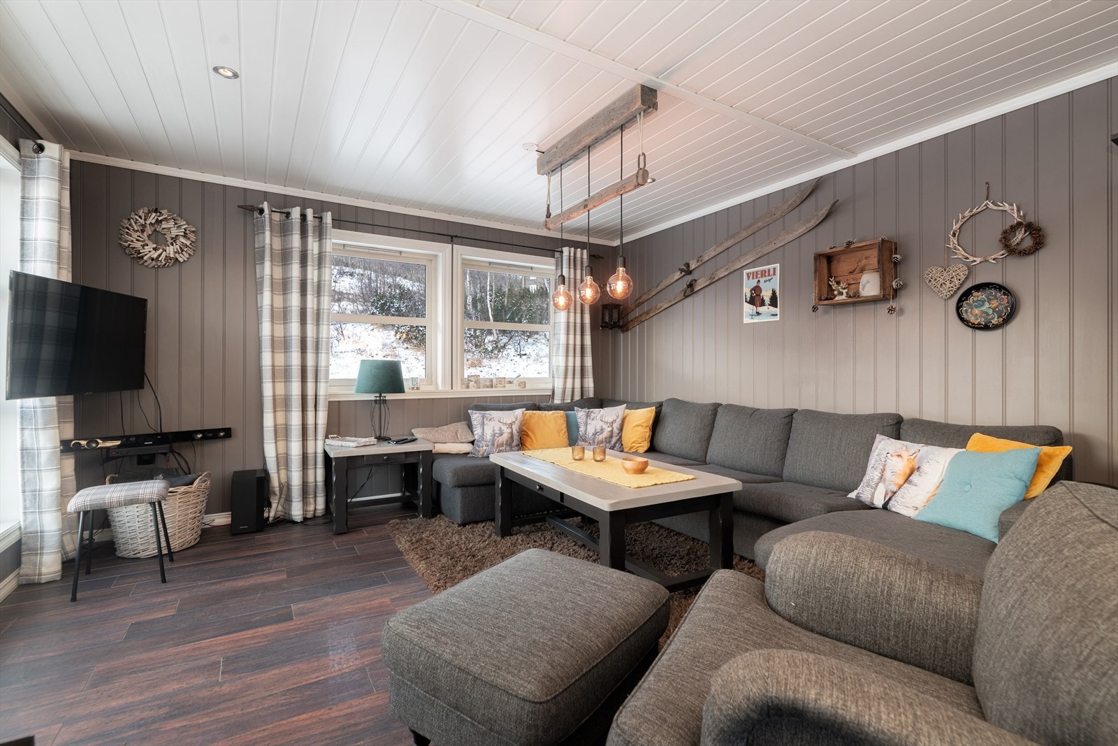 Innvendige overflater består hovedsakelig av laminat og flis på gulv, malte plater på vegger i fine fargetoner og hvitmalte plater i himlinger hvor det stedvis er integrerte spotter for god belysning. Galleribilde