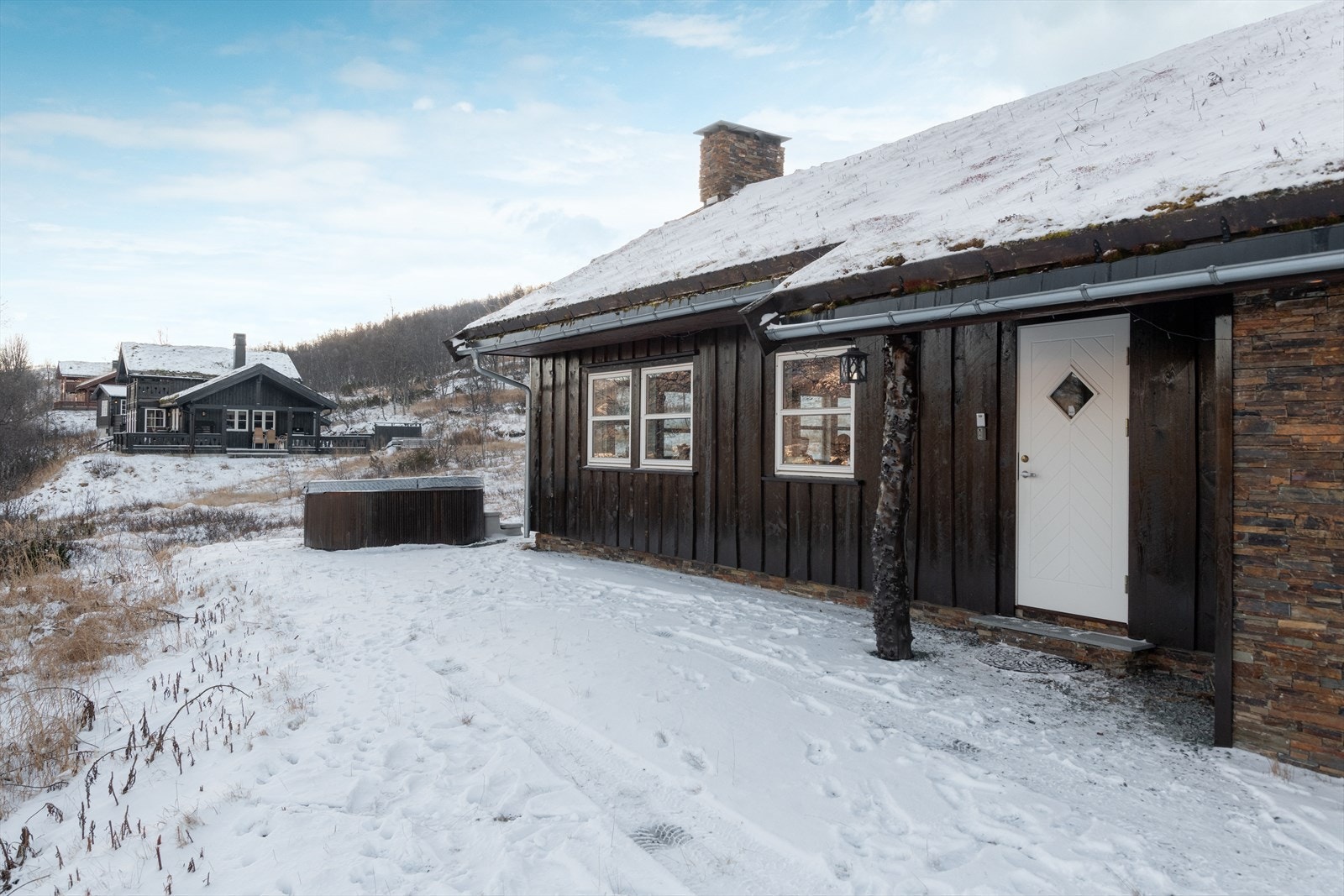 Fritidseiendommen er på ca. 1 016 kvm og har en relativt flat tomt opparbeidet med grusede arealer rundt hytta omkranset av naturtomt med gress og lyng. Galleribilde