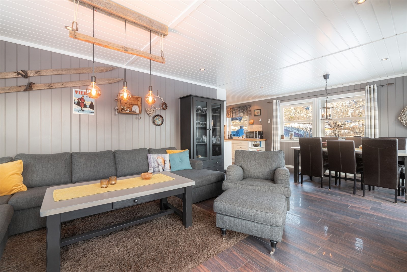 Stuen har god plass til møblering av både sofagruppe og spisestue i naturlige soner, med åpen løsning mot kjøkkenet. Galleribilde