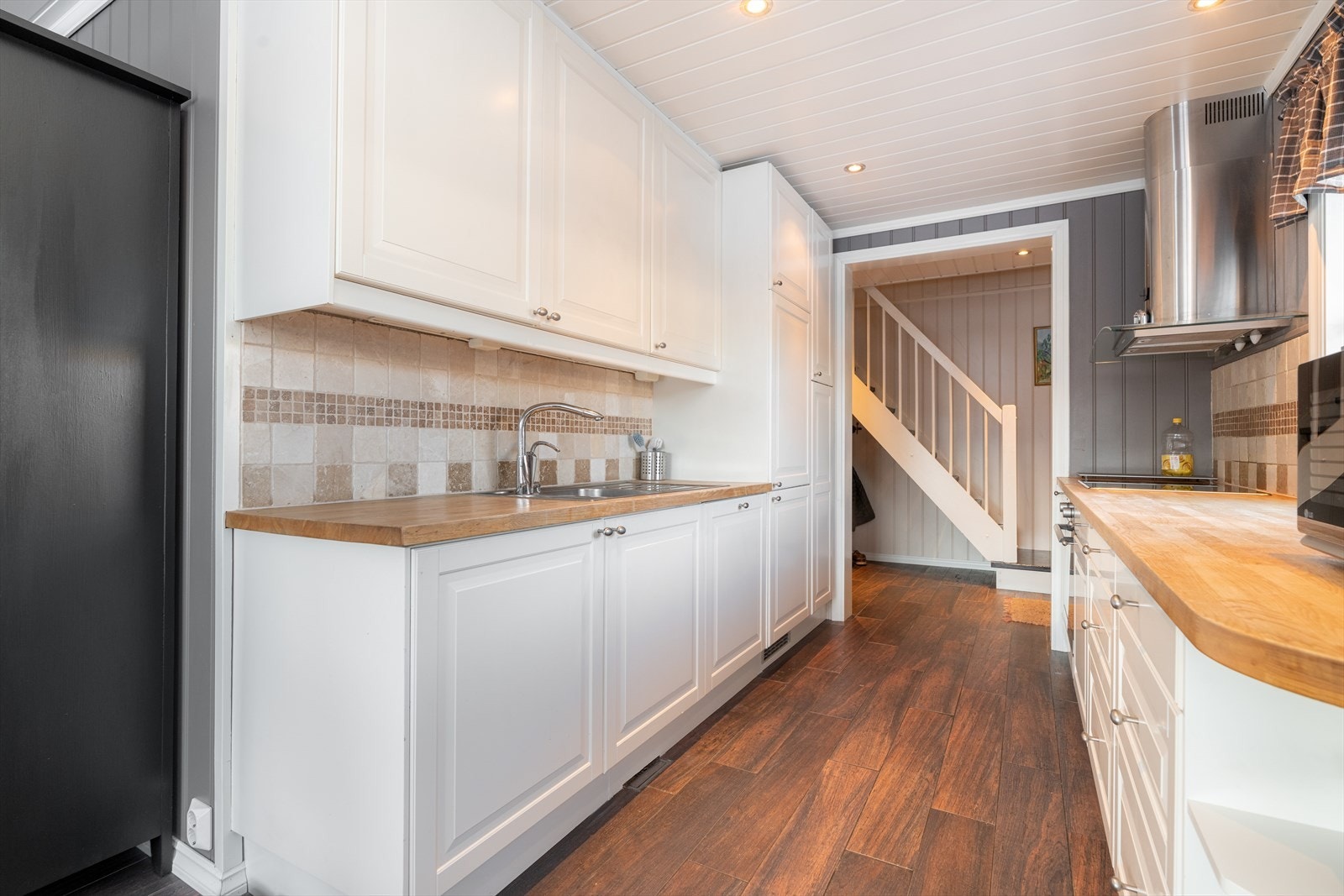 Det er flis på vegg over benkflatene som gir god beskyttelse og enklere rengjøring. Videre er kjøkkenet utstyrt med integrert oppvaskmaskin og kjøl-/fryseskap. Galleribilde