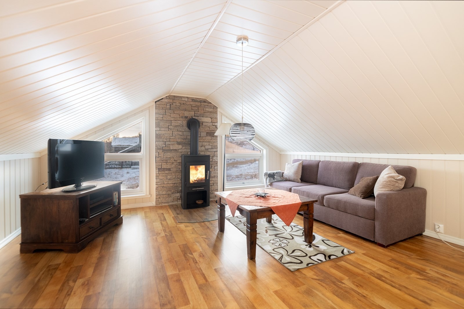 Det er også en koselig loftstue i loftetasjen med en plassbygget liten alkove. Galleribilde