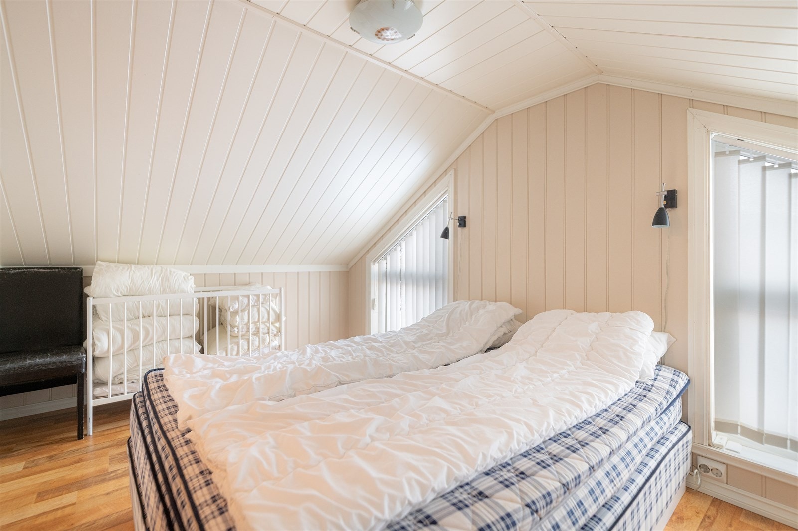 Soverom i loftetasjen er av god størrelse og har laminat på gulv, malte veggplater og takplater i lyse fargetoner. Galleribilde