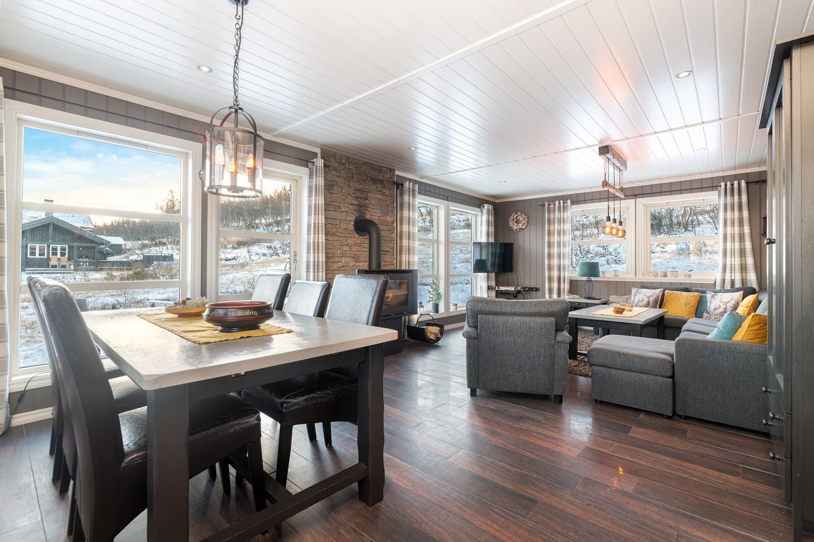 Hytta har store og gode vindusflater i de fleste rom i hovedetasjen som tilfører rommene gode lysforhold og vakkert utsyn til nærområdet. Galleribilde