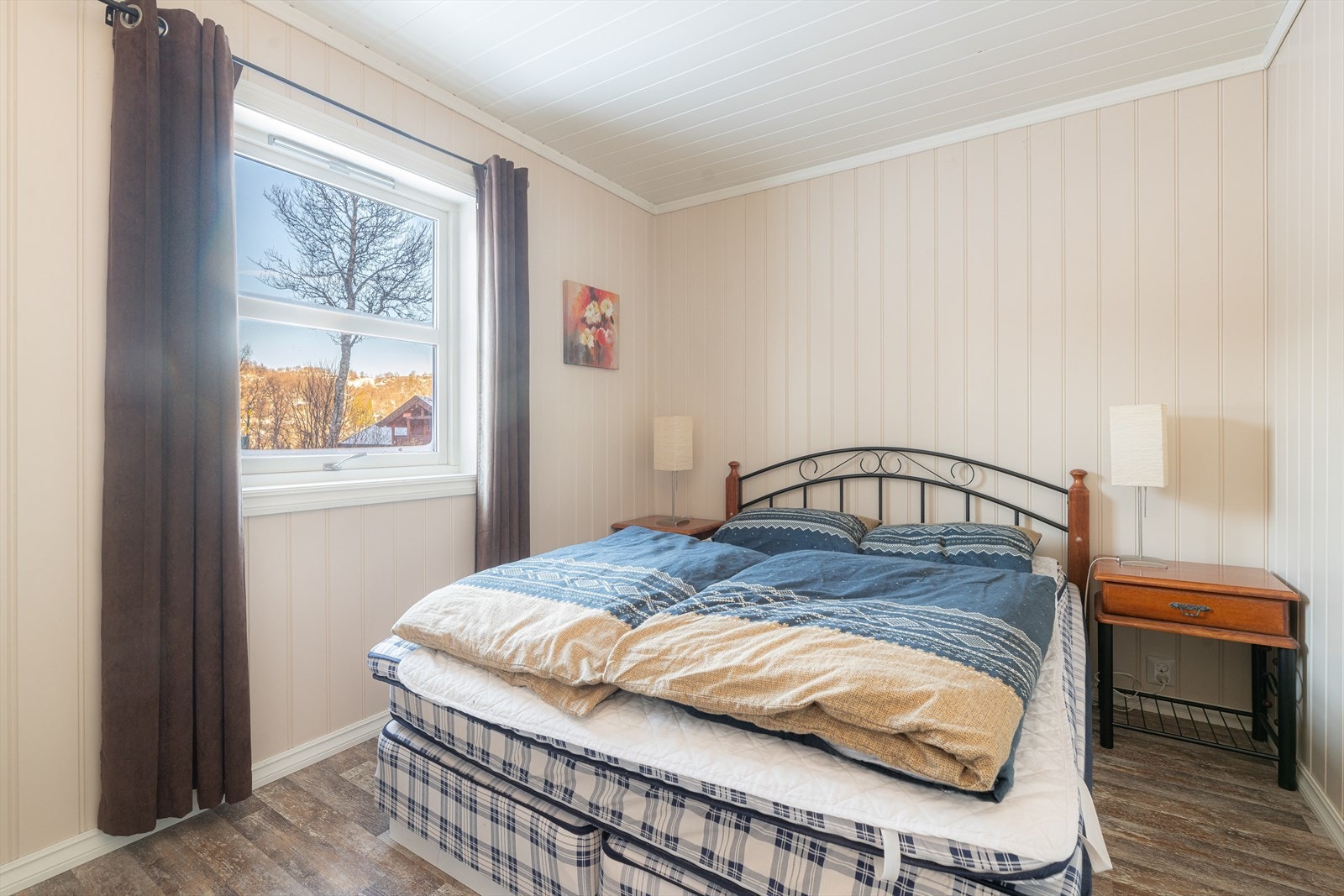 Soverommene nede er i lik utførelse, speilvendte, med laminat på gulv, malte veggplater i lyse fargetoner og hvitmalt panel i himlinger. Galleribilde