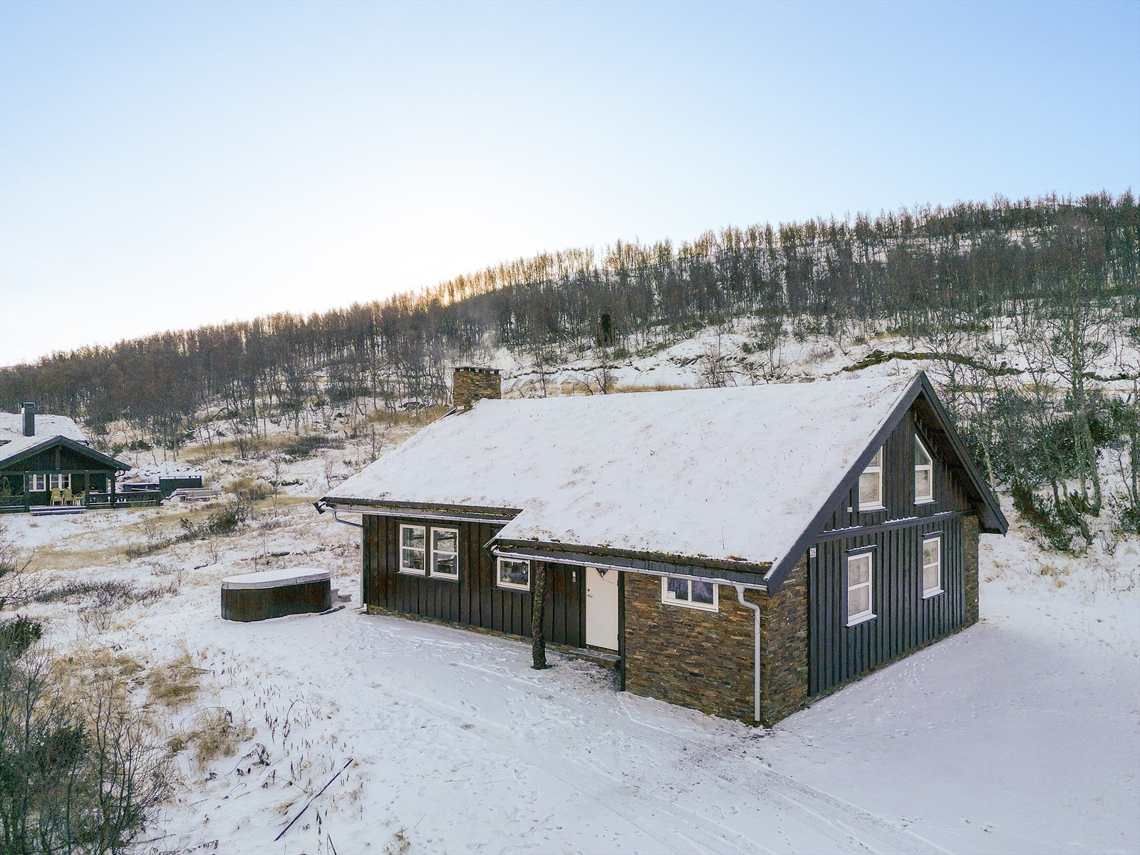 Fritidsbolig oppført i 2009 med en gjennomgående fin helhet og lun hyttestil hvor det er gode planløsninger over to plan. Galleribilde