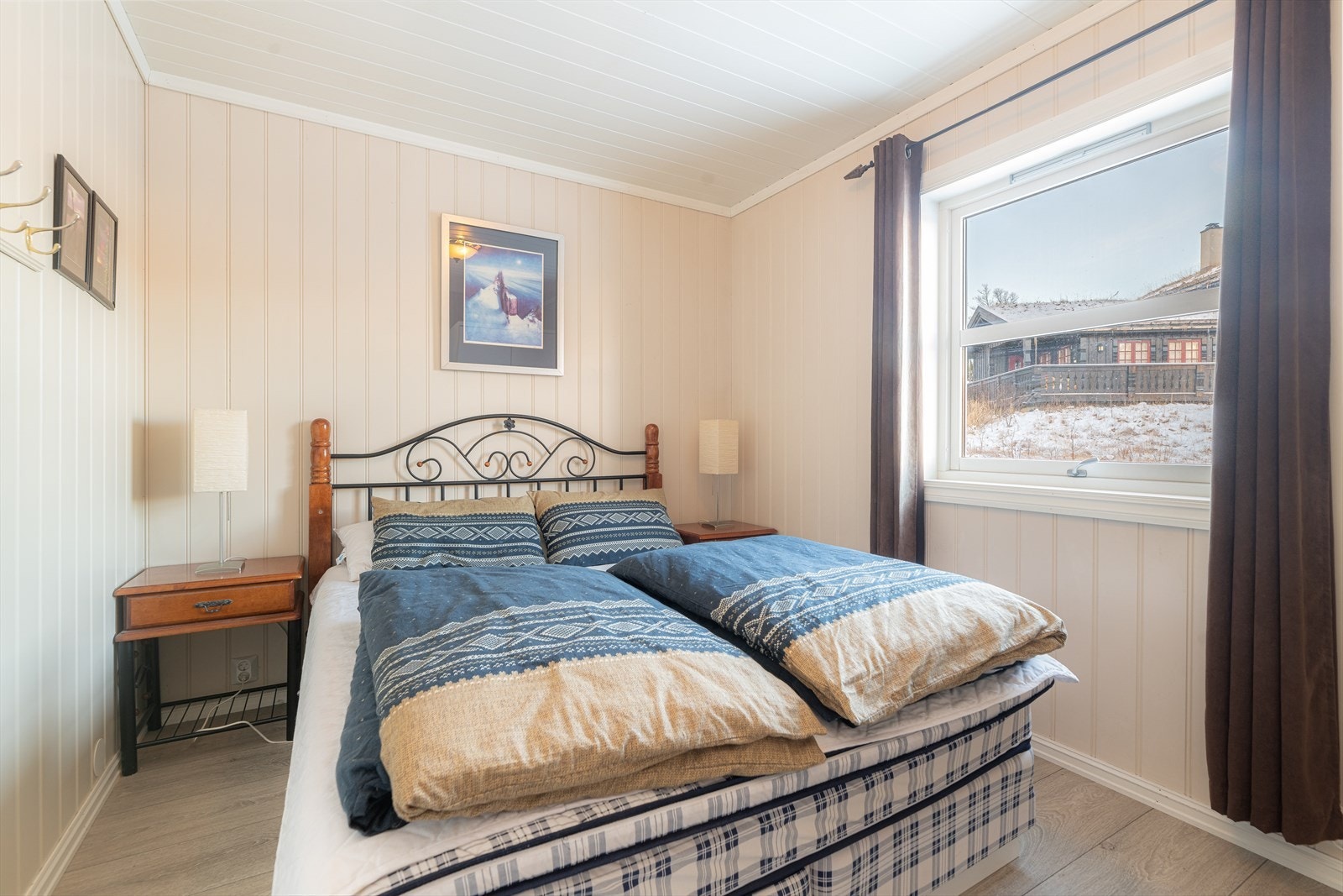 Hytta har tre soverom, hvorav to ligger i hovedetasjen og det siste ligger i loftetasjen. Det er til sammen 10 sengeplasser i hytta. Galleribilde