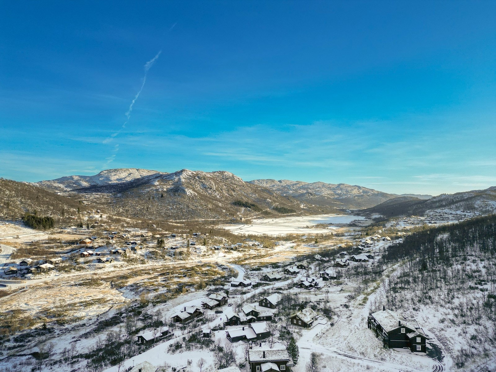 På vinteren er det bare å spenne på seg skia i hytteveggen og gå rett i de fine oppmerkede løypene. Området byr også på fine moltemyrer, samt mulighet for høsting av både blåbær og tyttebær. Galleribilde