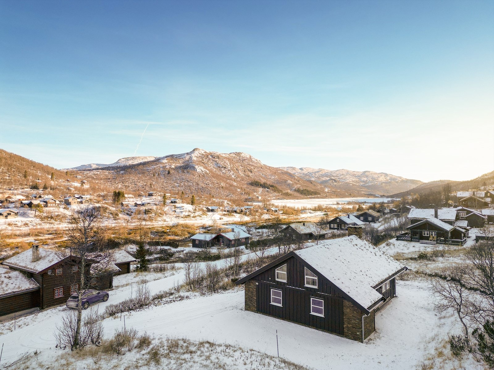 Det er bilvei helt frem til hytta, med fin plass til parkering i egen gårdsplass. Galleribilde
