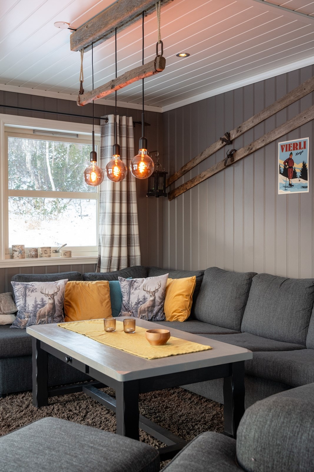 I stuen er det flisgulv med fjernstyrte varmekabler. Det er store vindusflater både mot nordøst, sørøst og sørvest, hvor det i tillegg er verandadør ut til uteplassen på sørøstsiden med sittegruppe, utepeis og boblebad. Galleribilde