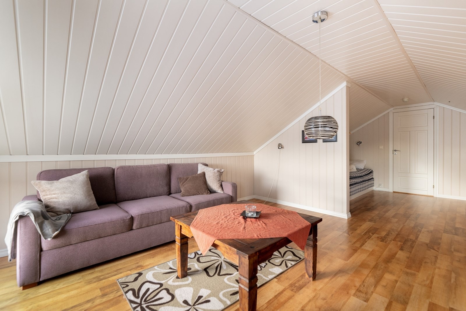 Stuen her har også fin plass til sofagruppe og/eller andre møbler og det er installert en pen peisovn med glassflate i front. Galleribilde