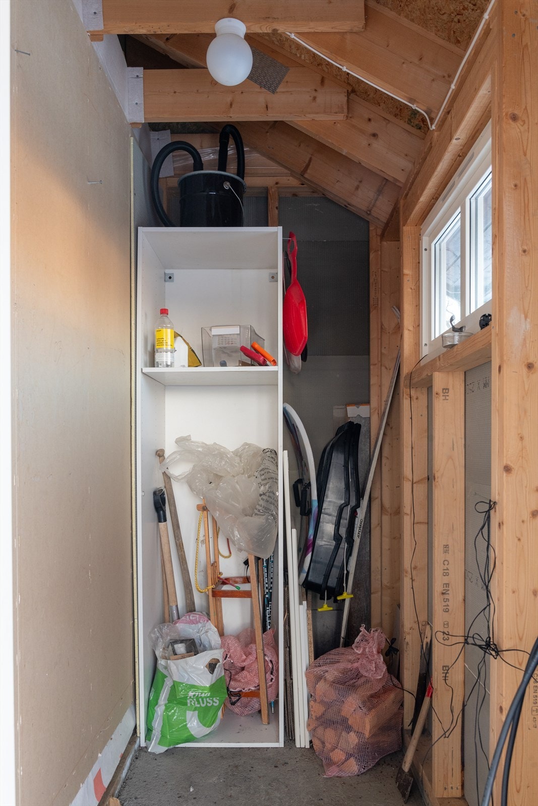 Utvendig bod med plass til lagring. Det er to slike praktiske utvendige boder, en på hver side av hytta. Galleribilde