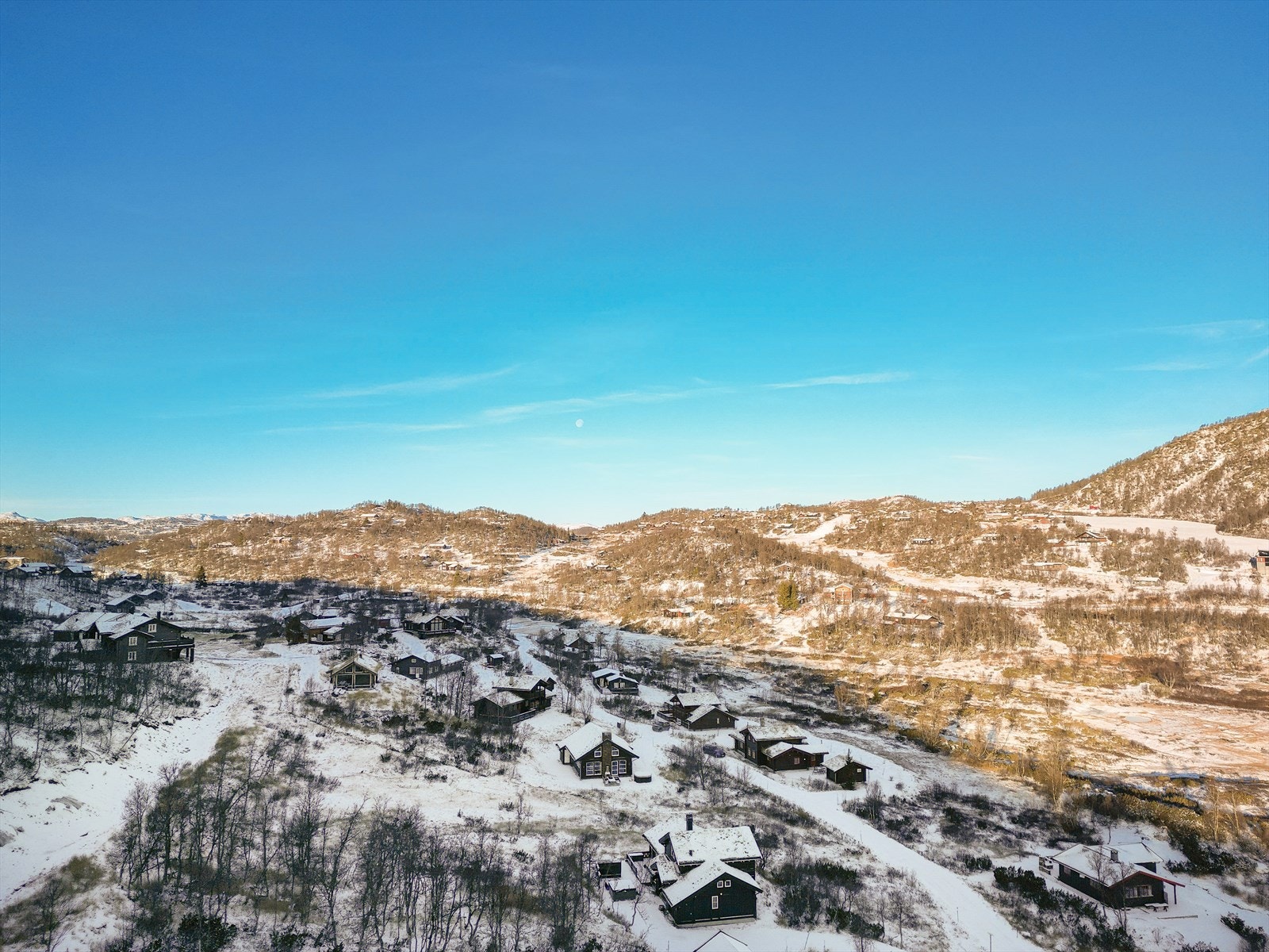 Kjøreavstand til Rauland sentrum er ca. 13 km, til Rauland Skisenter ca. 7 km og til Rjukan ca. 35 km (Gaustablikk Skisenter ca. 50 km). Galleribilde