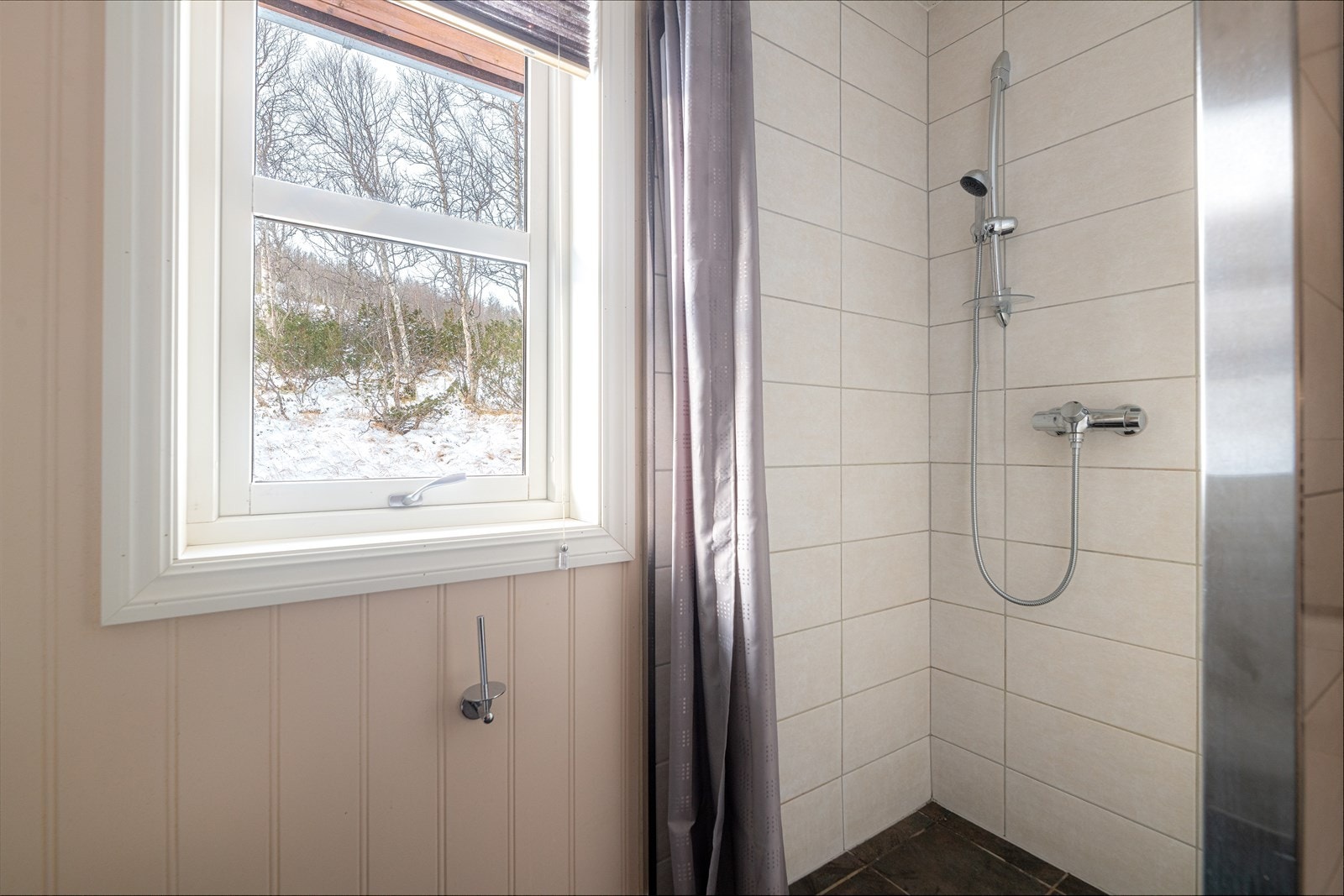 Det er veggmontert toalett, dusjnisje og opplegg og plass for vaskemaskin og tørketrommel. I tillegg er hyttas varmtvannstank på ca. 200 liter plassert i rommet, samt fordelerskap for rør i rør og en brannslange. Galleribilde