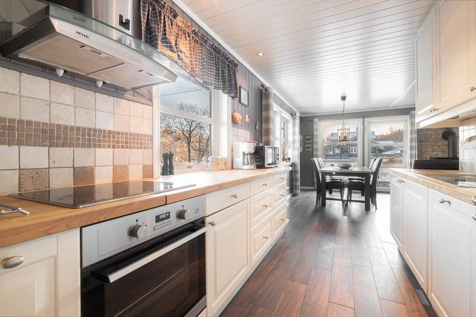 Hytta har et pent kjøkken med hvite, profilerte fronter på skuffer og skap med god plass. Galleribilde