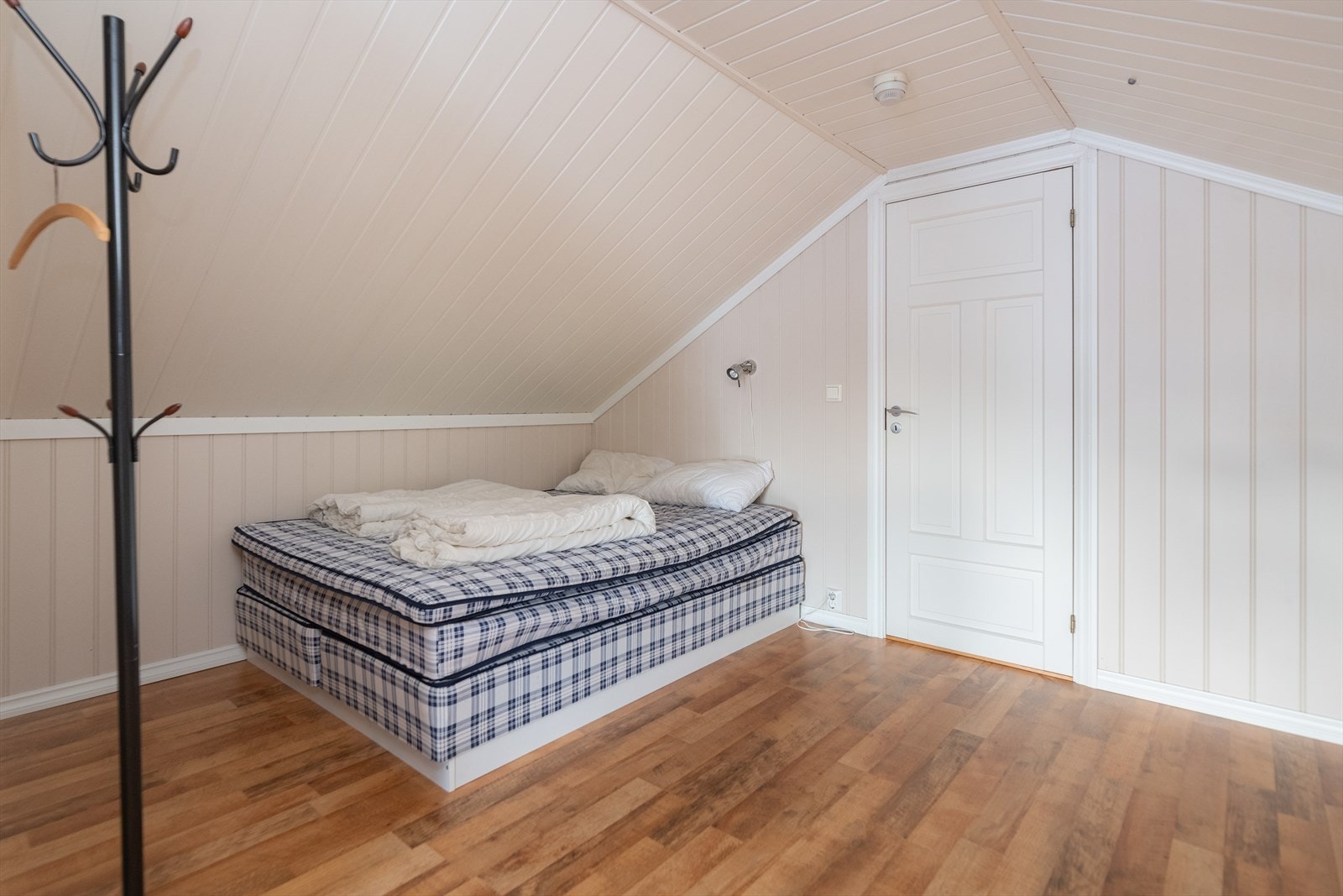 Alkove med plass til en dobbeltseng. Bygningssakkyndig gjør oppmerksom på at vinduer i loftetasjen ikke tilfredsstiller kravene til rømningsvindu. Galleribilde