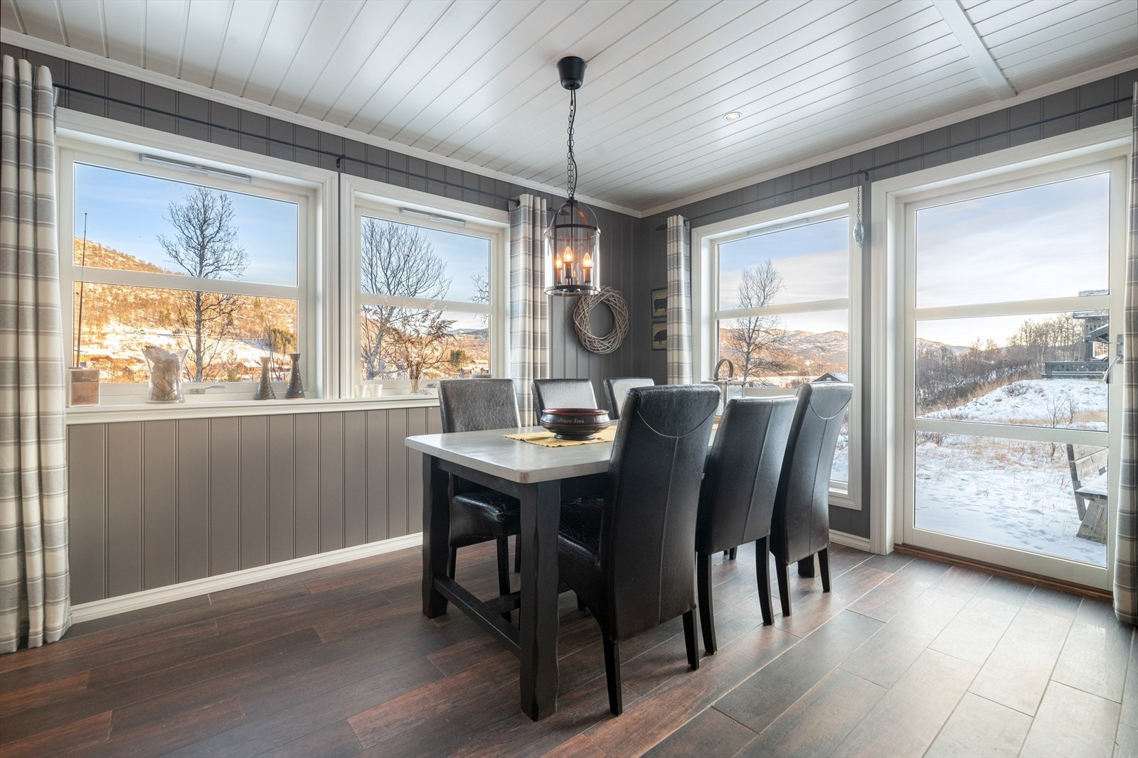 Sentralt i rommet er det en lekker peisovn med glassflate som gir god varme på kalde dager og et lunt preg. Galleribilde