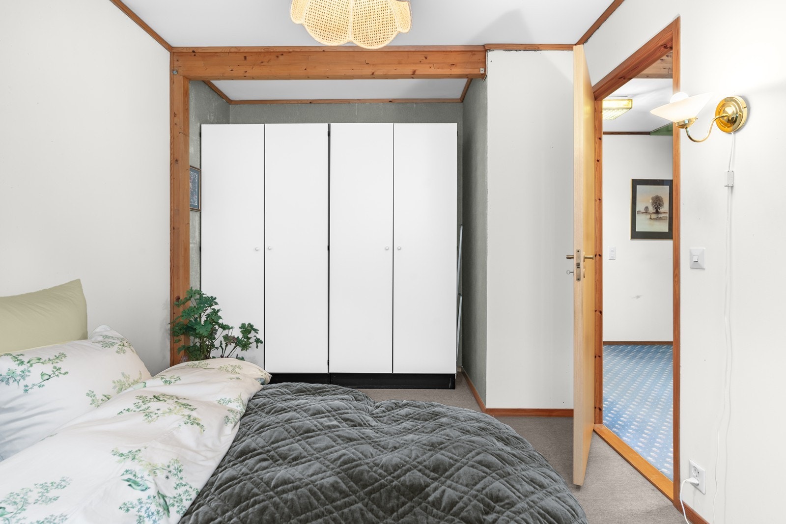 Soverom 2 har god plass til dobbeltseng og er innredet med garderobe Galleribilde