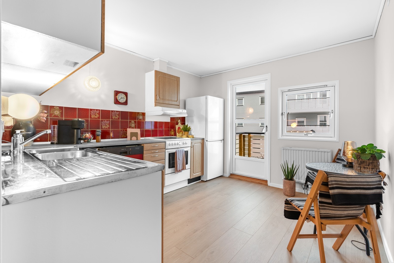 Eget adskilt kjøkken med plass til frokostbord og utgang til balkong Galleribilde