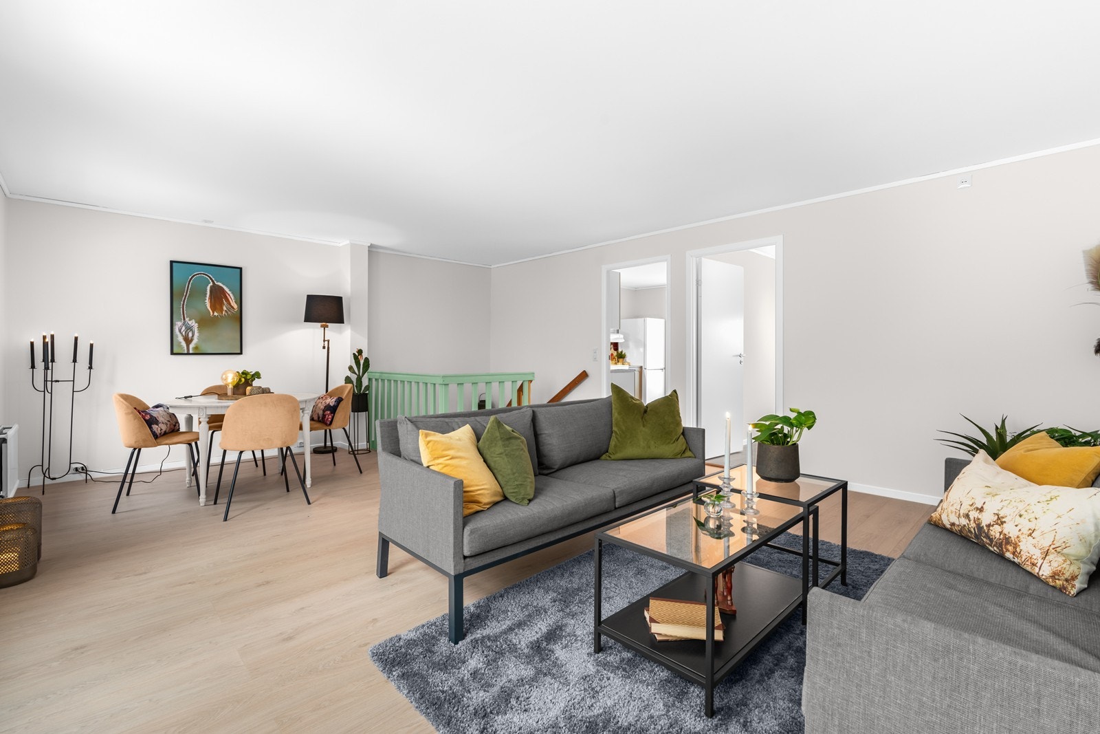 Lys og romslig stue/spisestue med nymalte overflater og ny 1-stavs laminat på gulv Galleribilde