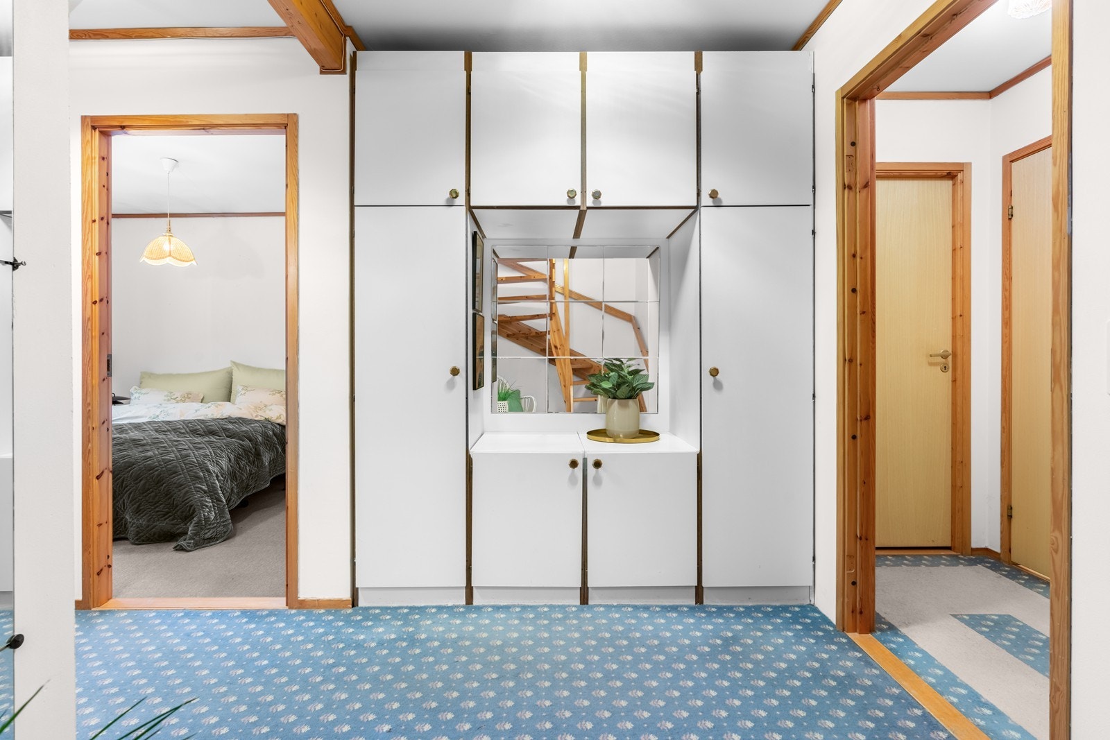 Gangen har lagringsplass i garderobeskap Galleribilde