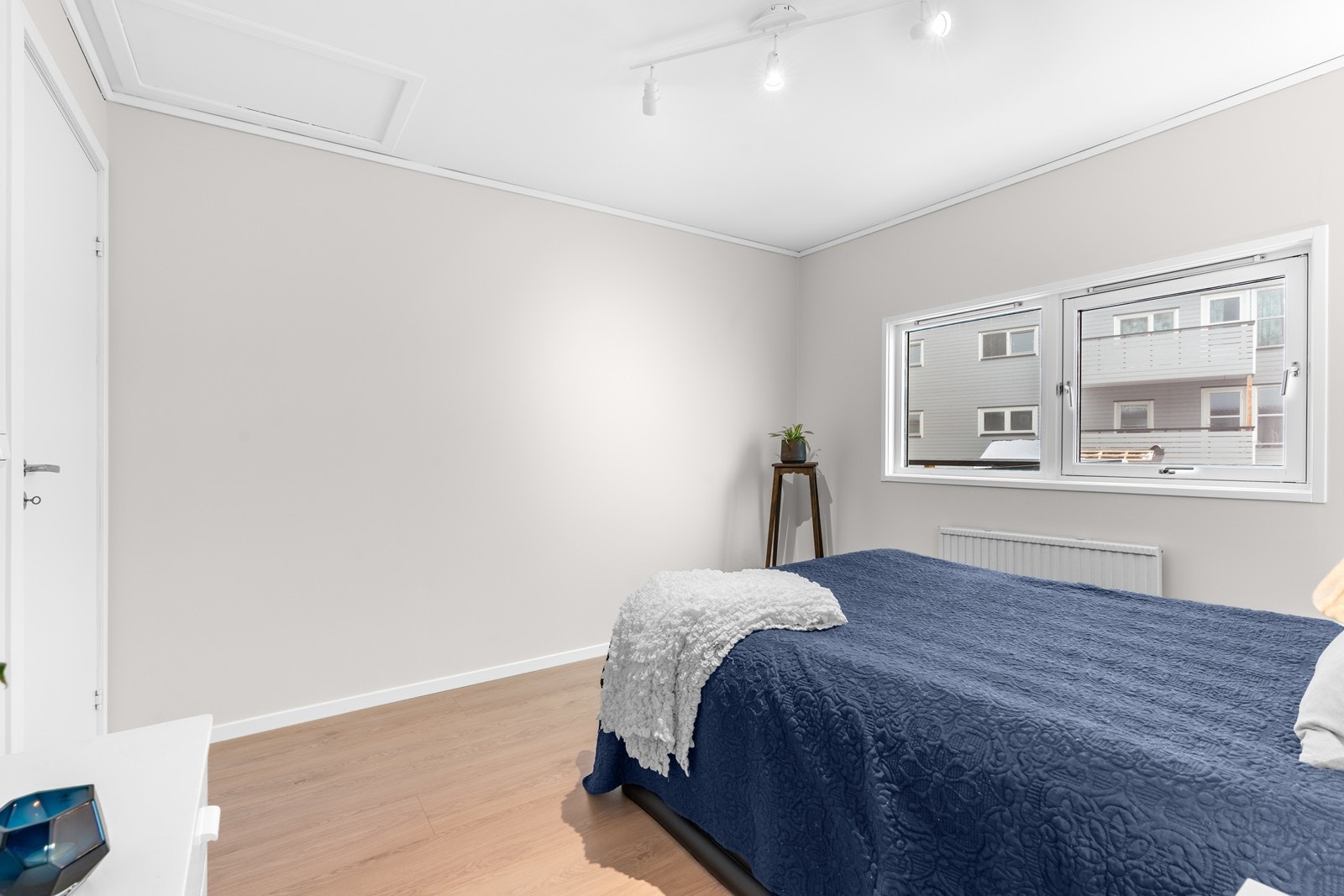 God plass til dobbeltseng og garderobeinnredning Galleribilde