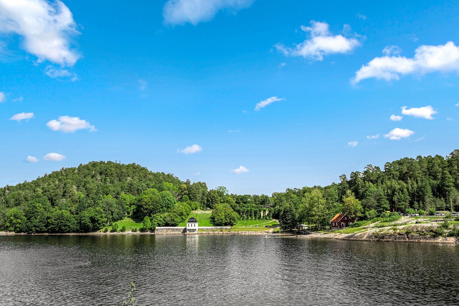 Fra boligen er det kun 2 km til populære Hvervenbukta med sandstrender, gressletter og svaberg Galleribilde