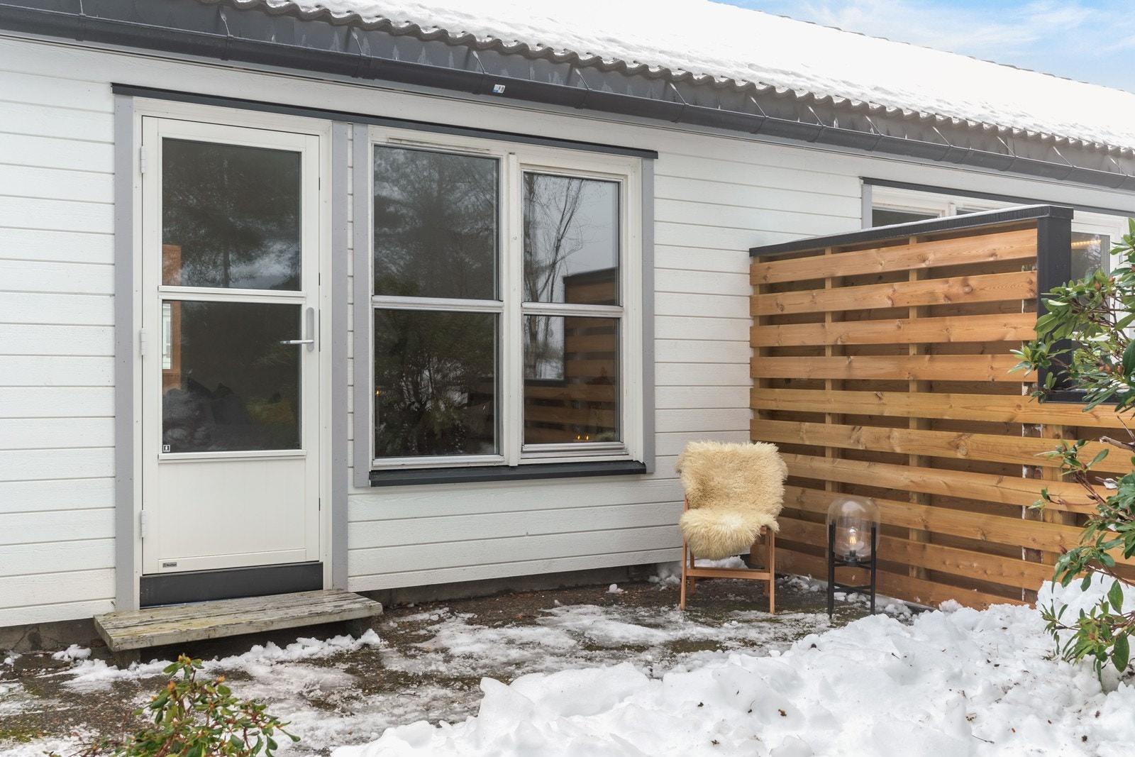 Skjermet markterrasse med plass til sittegrupper, grill og annet ønsket møblement Galleribilde